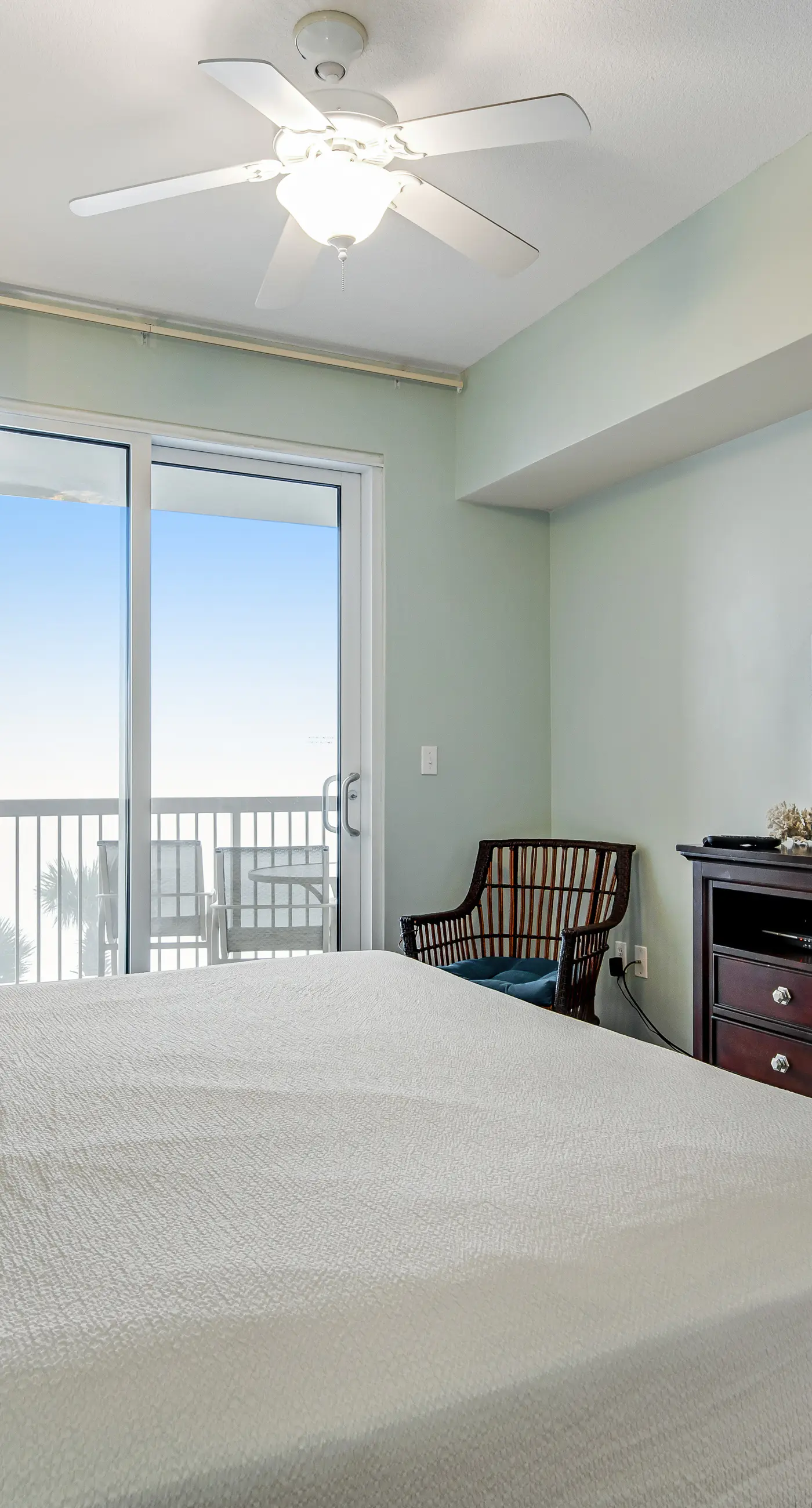 Beach-chic, 7th-floor condo with incredible Gulf-front views, gym, hot tub & 2 pools