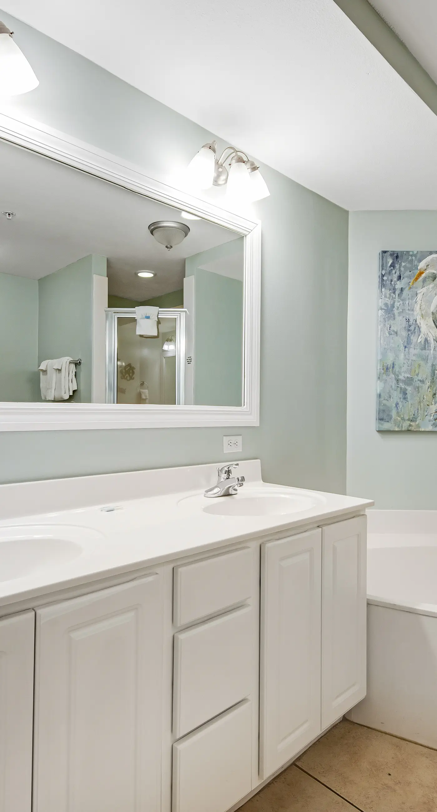 Beach-chic, 7th-floor condo with incredible Gulf-front views, gym, hot tub & 2 pools