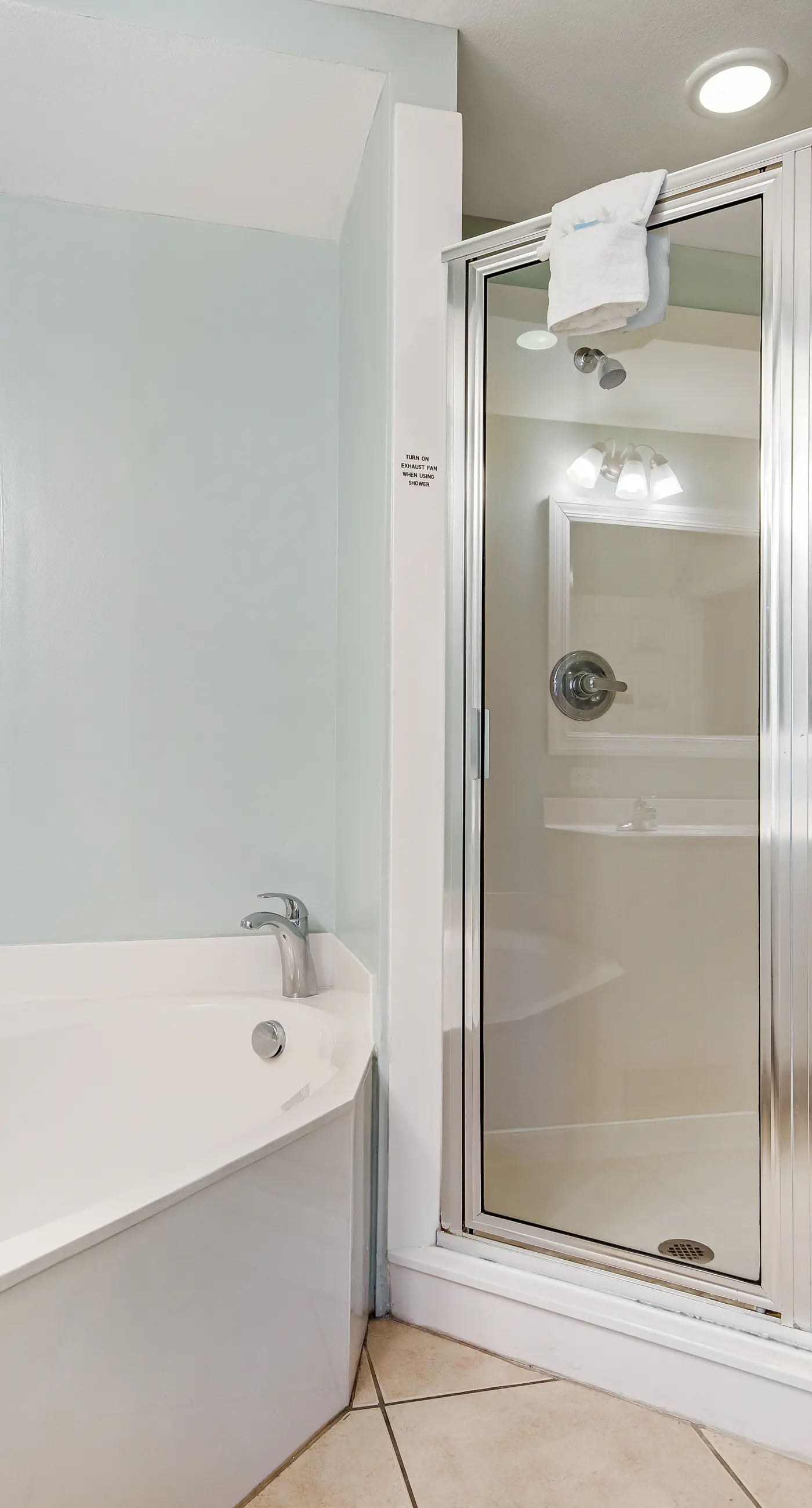 Beach-chic, 7th-floor condo with incredible Gulf-front views, gym, hot tub & 2 pools