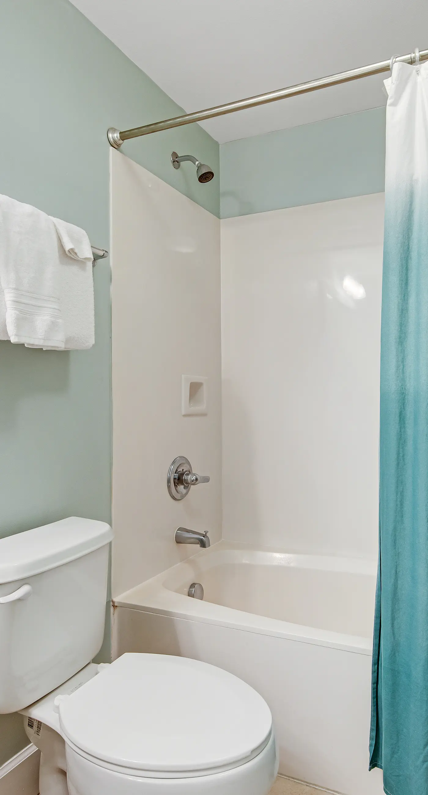 Beach-chic, 7th-floor condo with incredible Gulf-front views, gym, hot tub & 2 pools