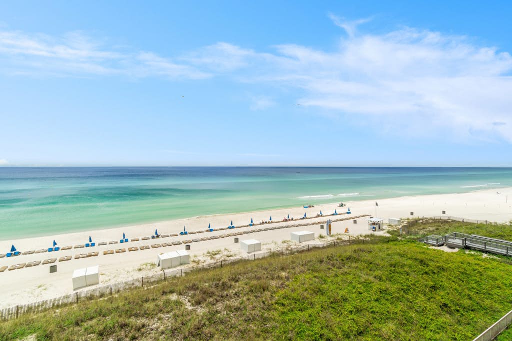 Beach-chic, 7th-floor condo with incredible Gulf-front views, gym, hot tub & 2 pools
