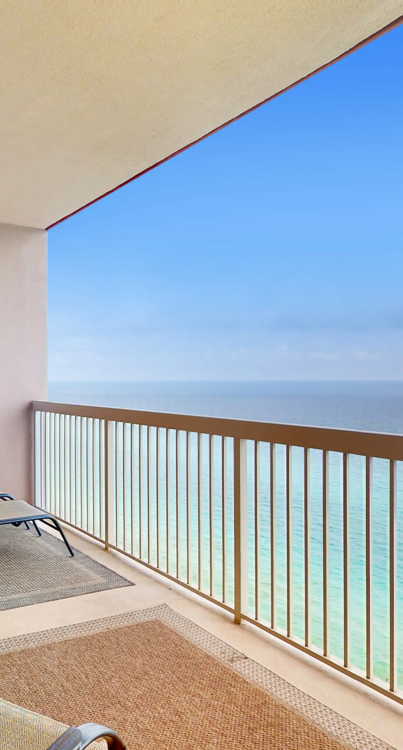 Beach-chic, waterfront condo with stunning Gulf views, pools & gym