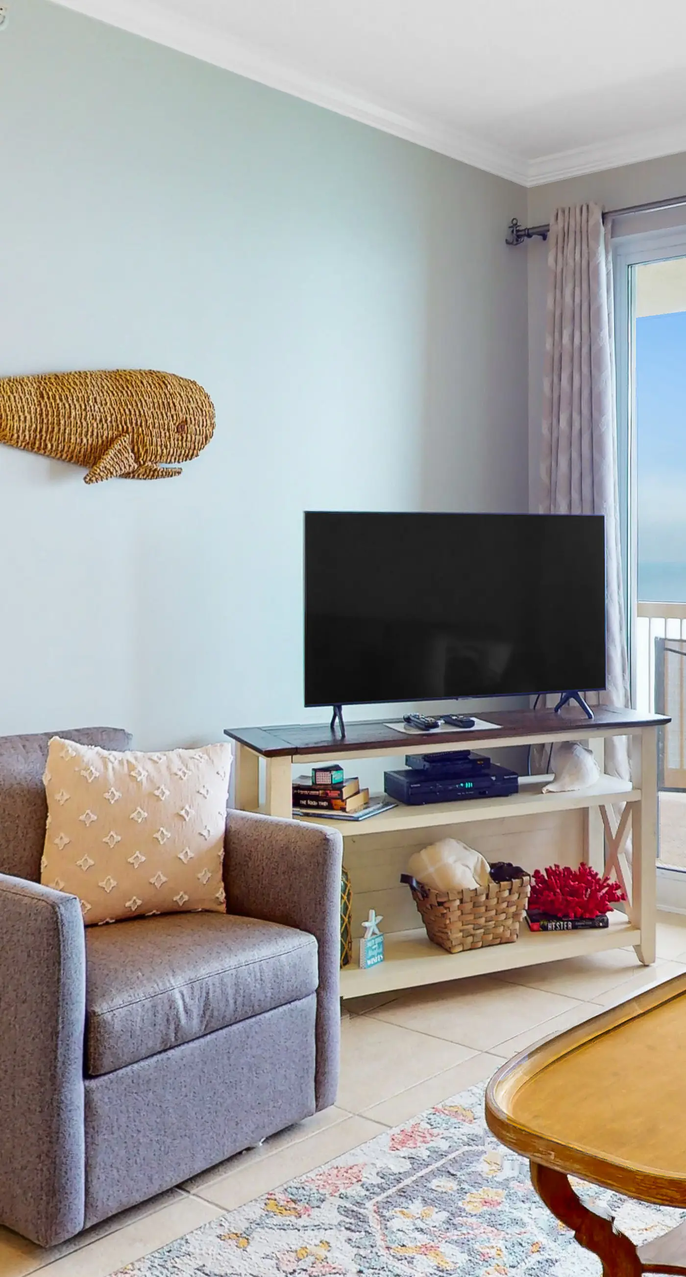 Beach-chic, waterfront condo with stunning Gulf views, pools & gym