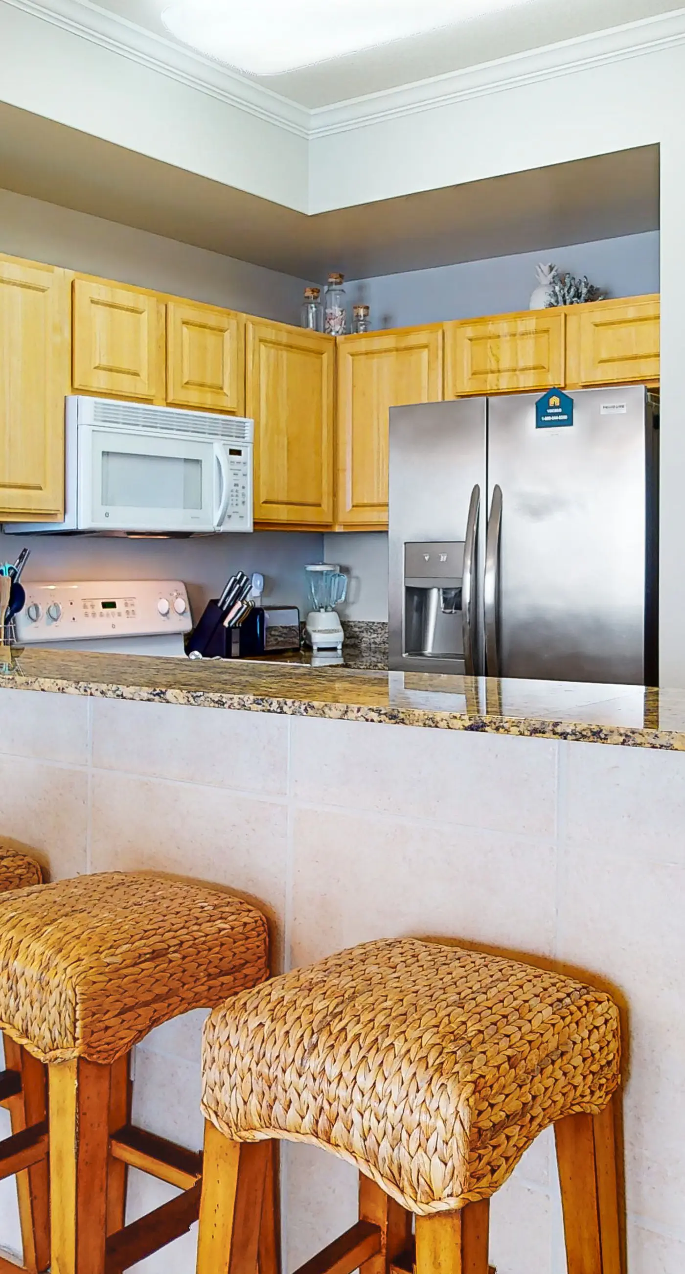 Beach-chic, waterfront condo with stunning Gulf views, pools & gym