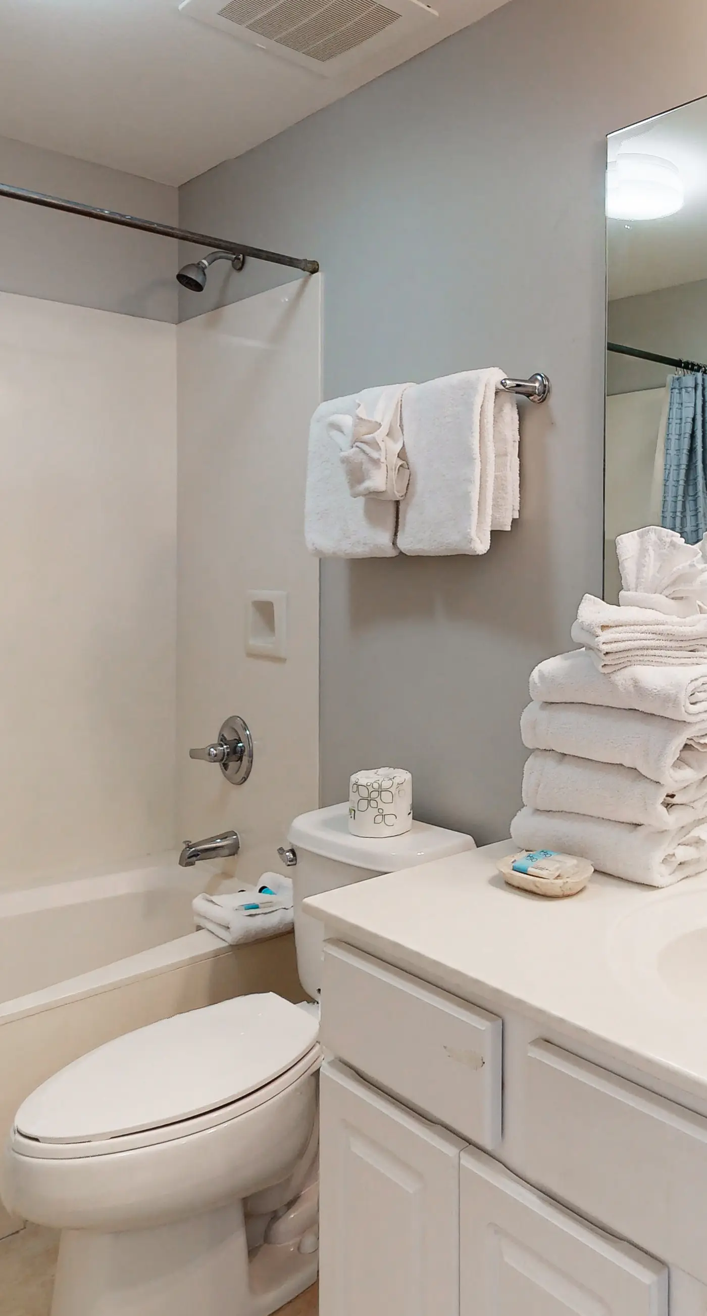 Beach-chic, waterfront condo with stunning Gulf views, pools & gym