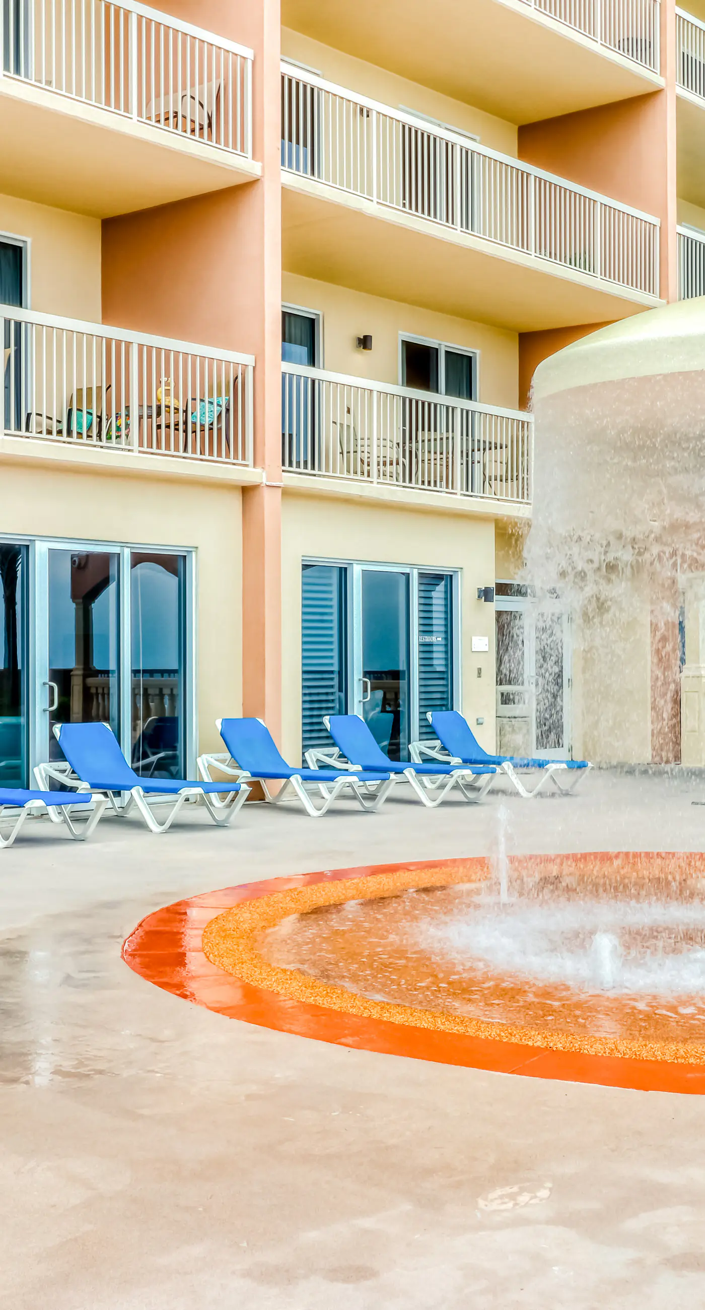 Beach-chic, waterfront condo with stunning Gulf views, pools & gym