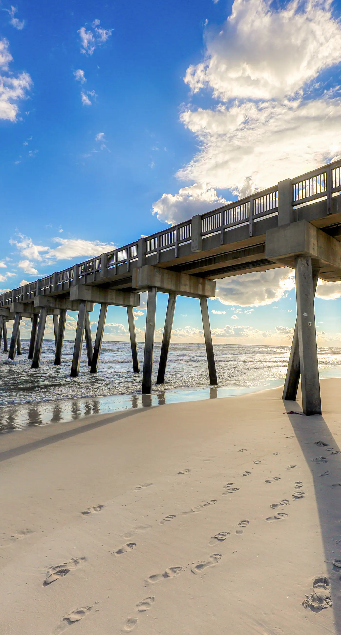 Beach-chic, waterfront condo with stunning Gulf views, pools & gym