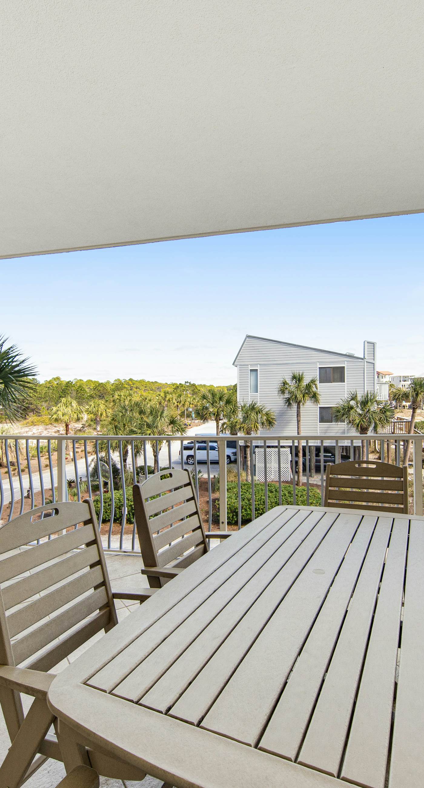 Charming suite with spacious balcony, pools, tennis & pickleball