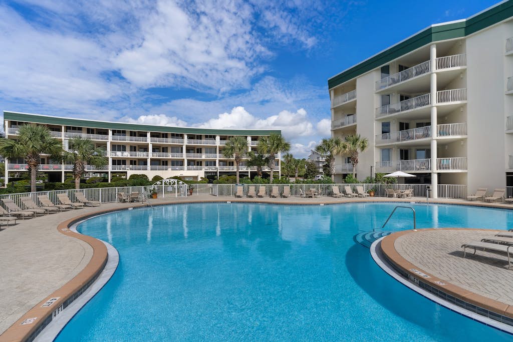 Charming suite with spacious balcony, pools, tennis & pickleball