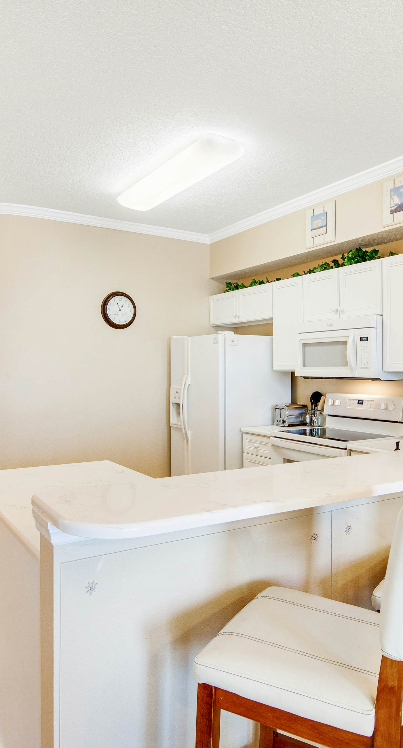 Charming suite with spacious balcony, pools, tennis & pickleball