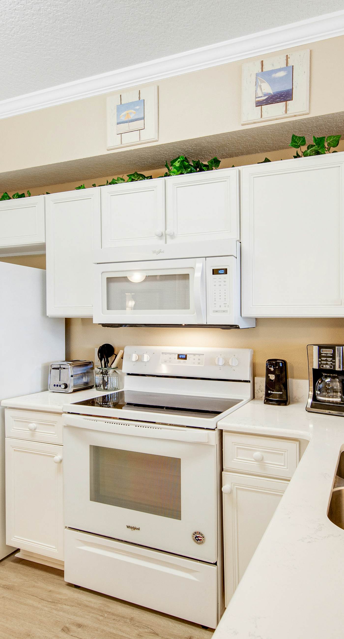 Charming suite with spacious balcony, pools, tennis & pickleball