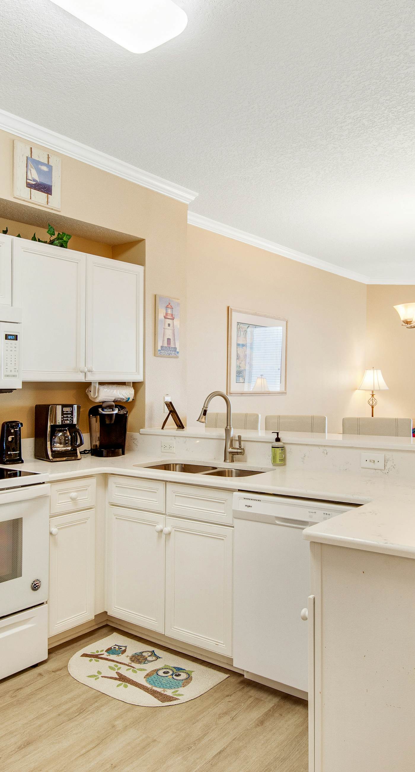 Charming suite with spacious balcony, pools, tennis & pickleball