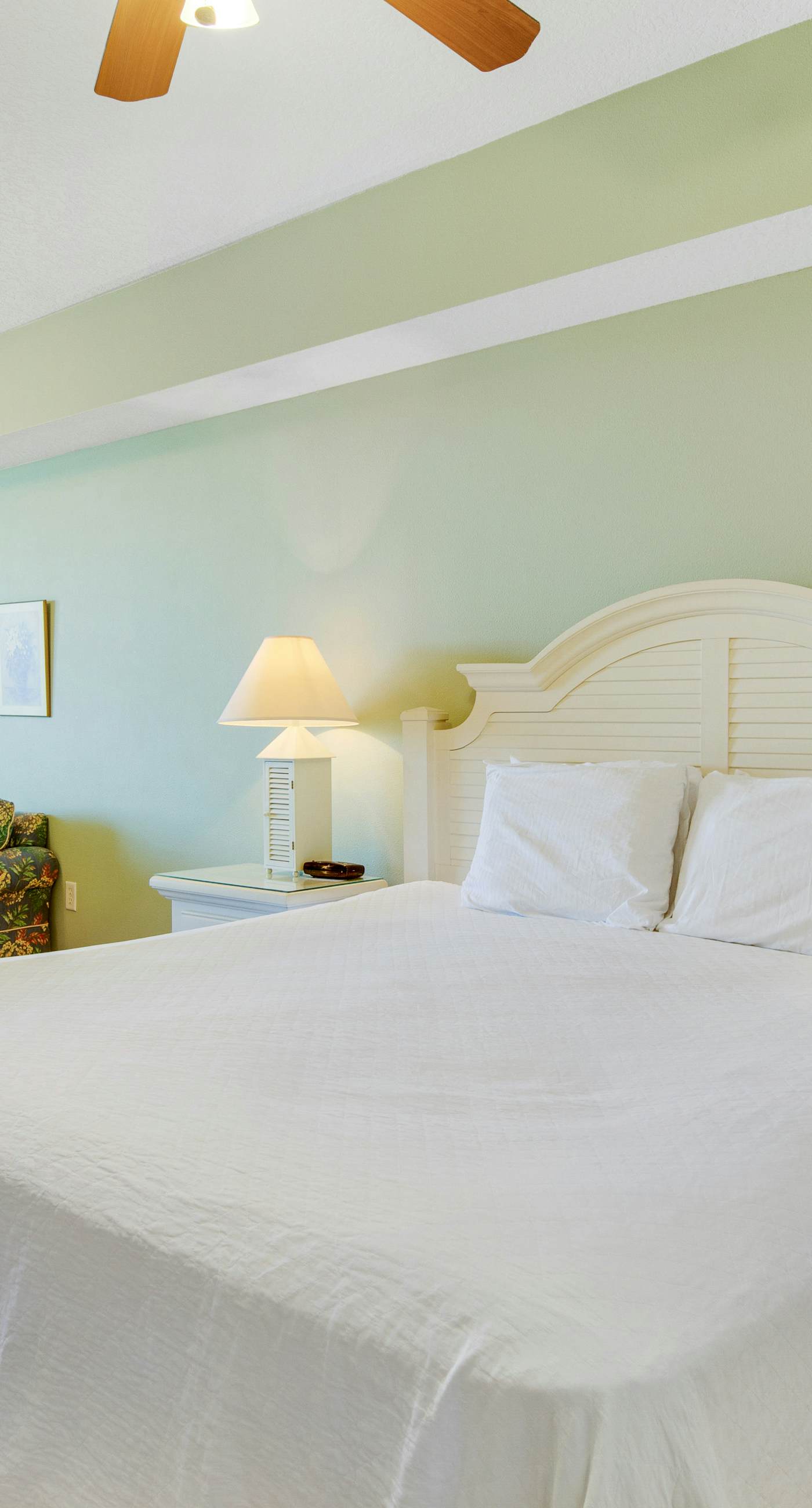 Charming suite with spacious balcony, pools, tennis & pickleball