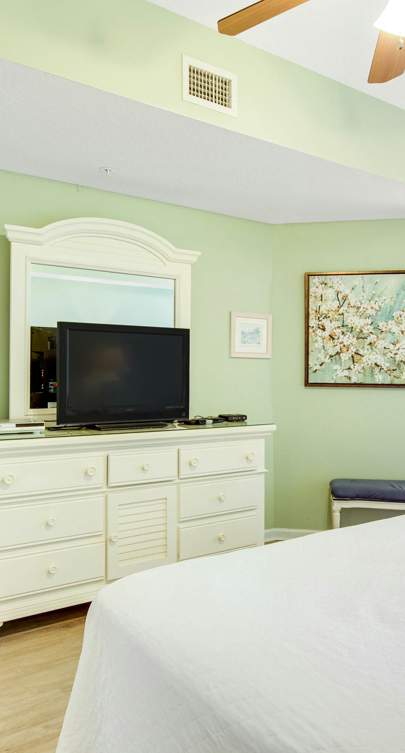 Charming suite with spacious balcony, pools, tennis & pickleball