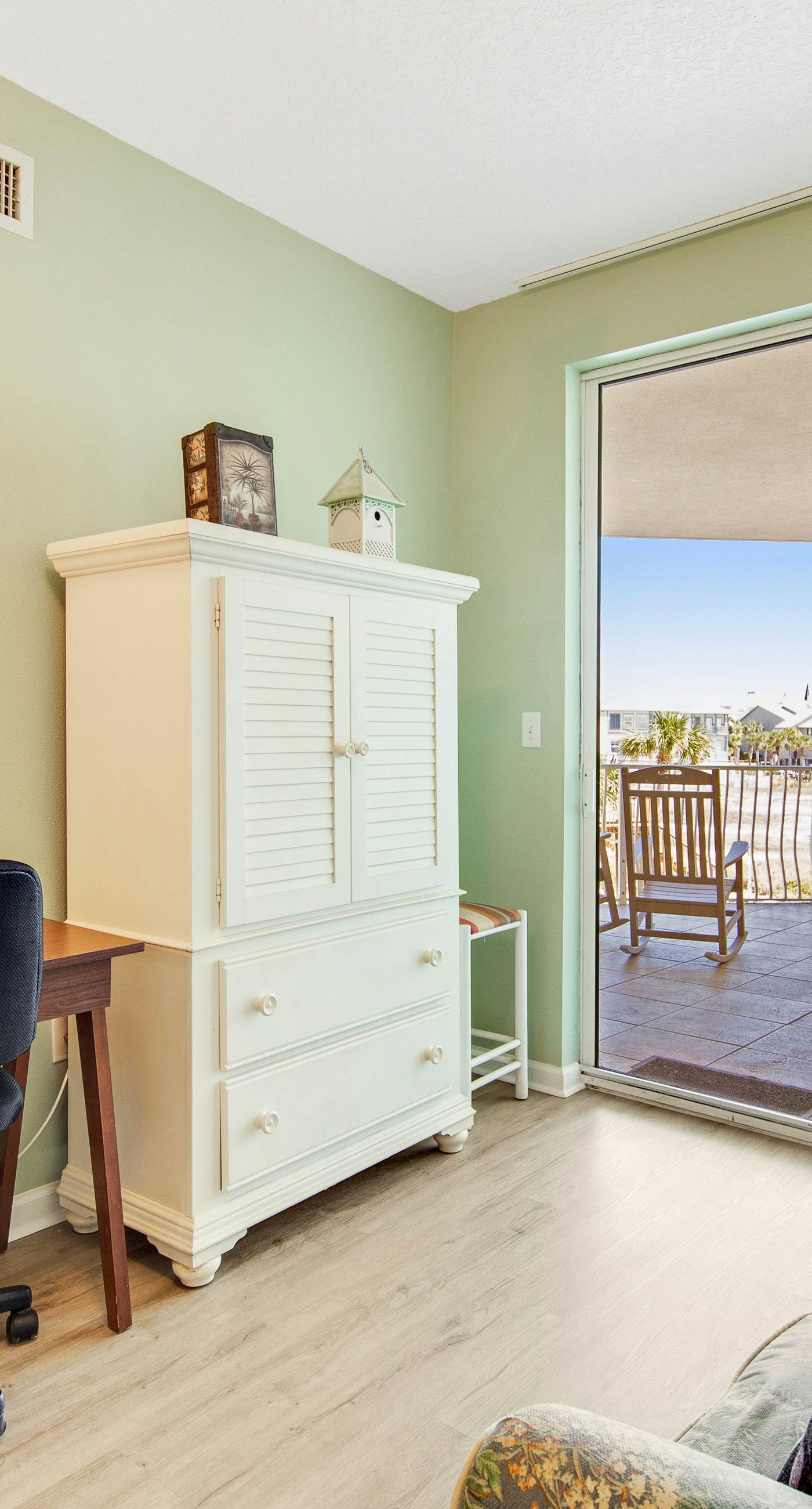 Charming suite with spacious balcony, pools, tennis & pickleball