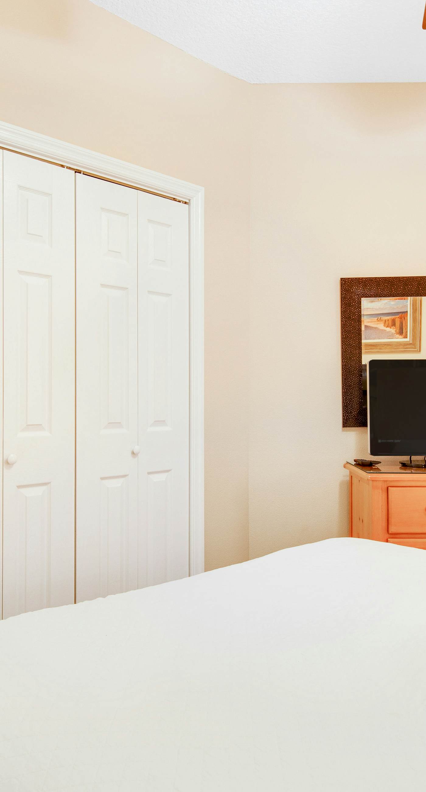 Charming suite with spacious balcony, pools, tennis & pickleball