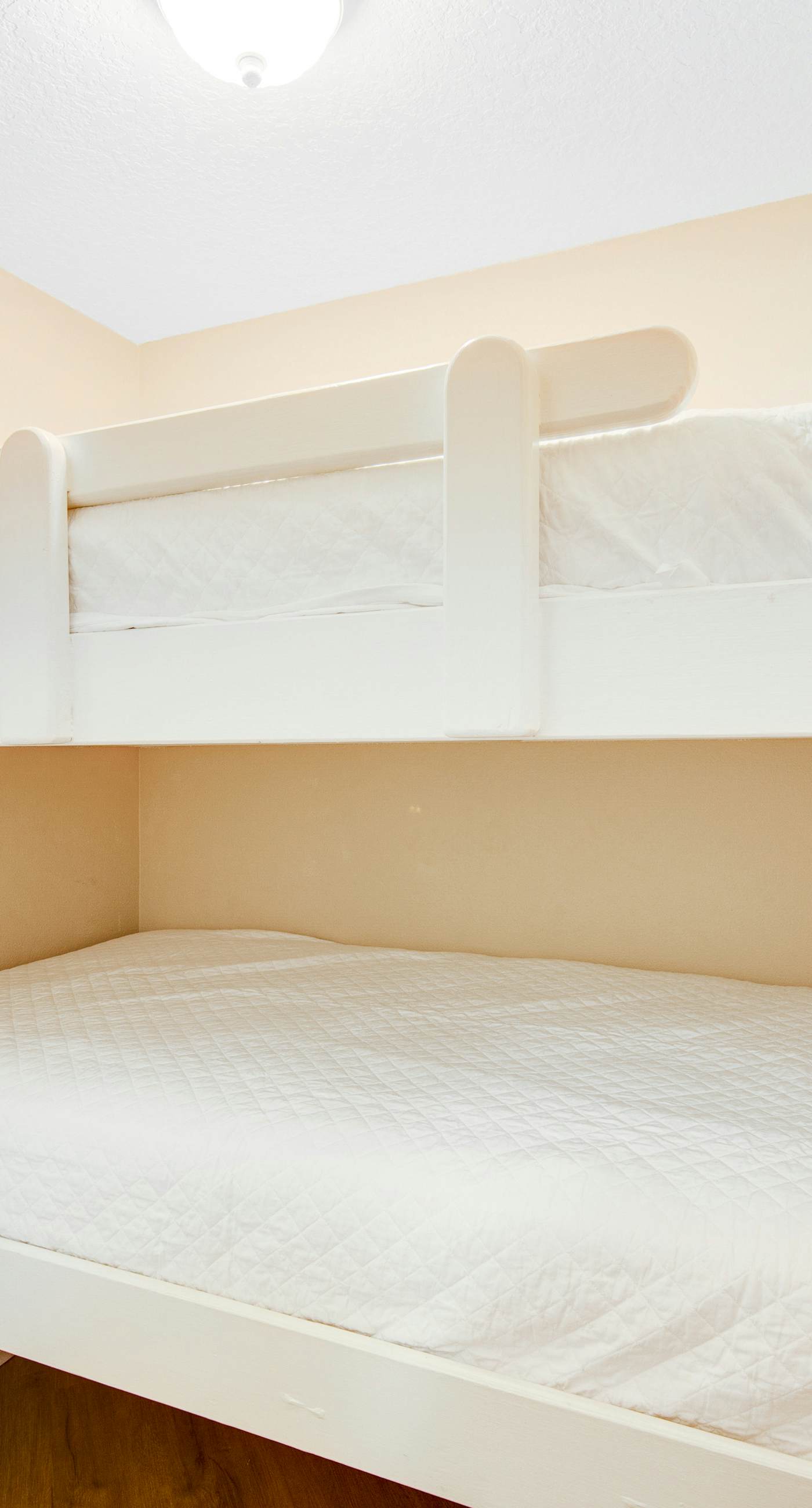 Charming suite with spacious balcony, pools, tennis & pickleball