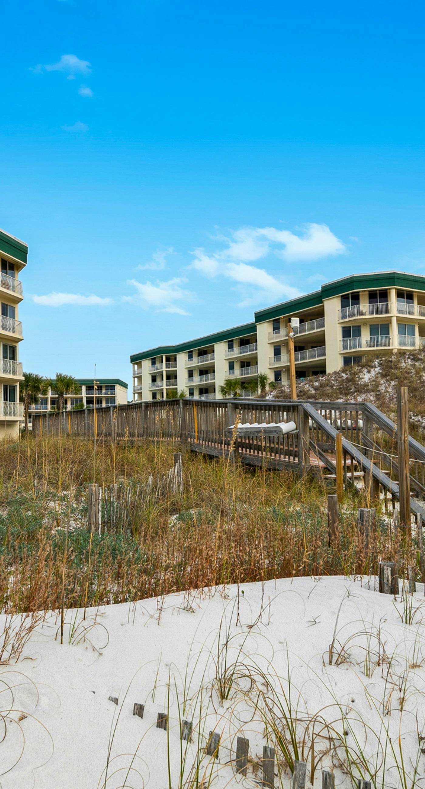 Charming suite with spacious balcony, pools, tennis & pickleball