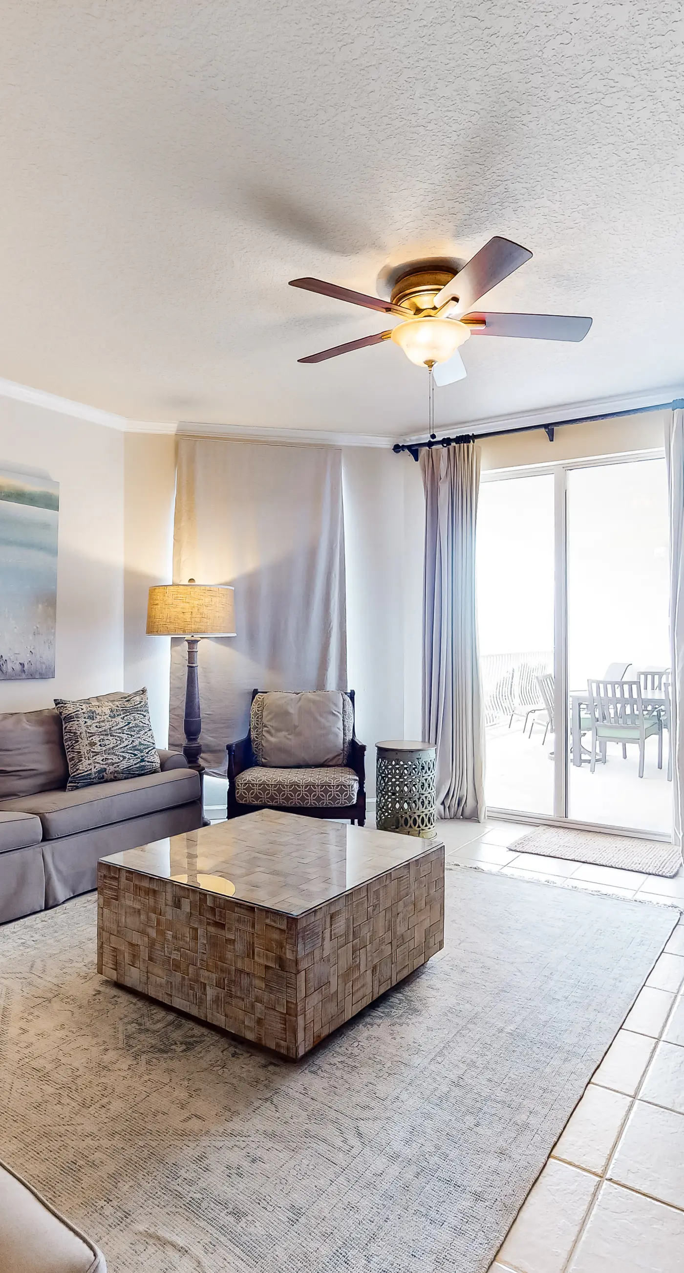 Coastline view 2-bedroom plus bunks with beautiful decor & pickleball