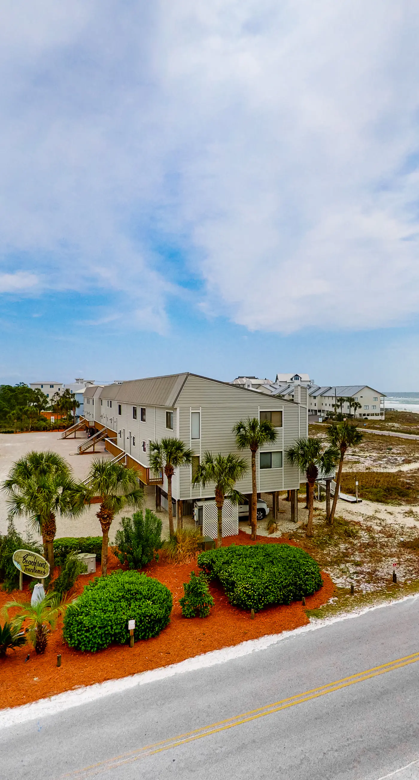Coastline view 2-bedroom plus bunks with beautiful decor & pickleball