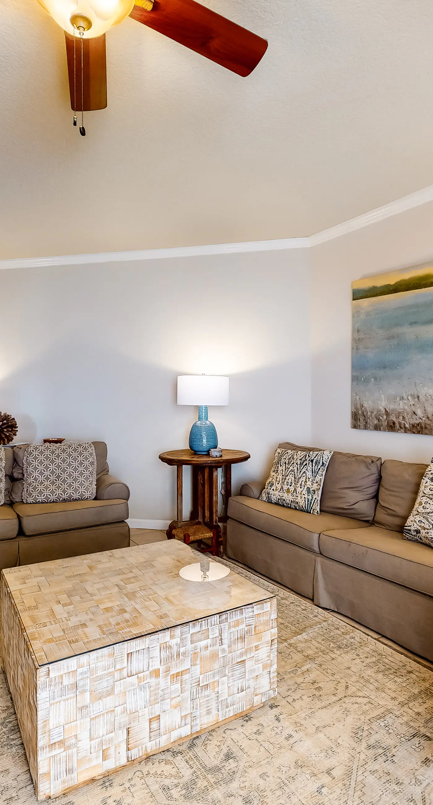 Coastline view 2-bedroom plus bunks with beautiful decor & pickleball