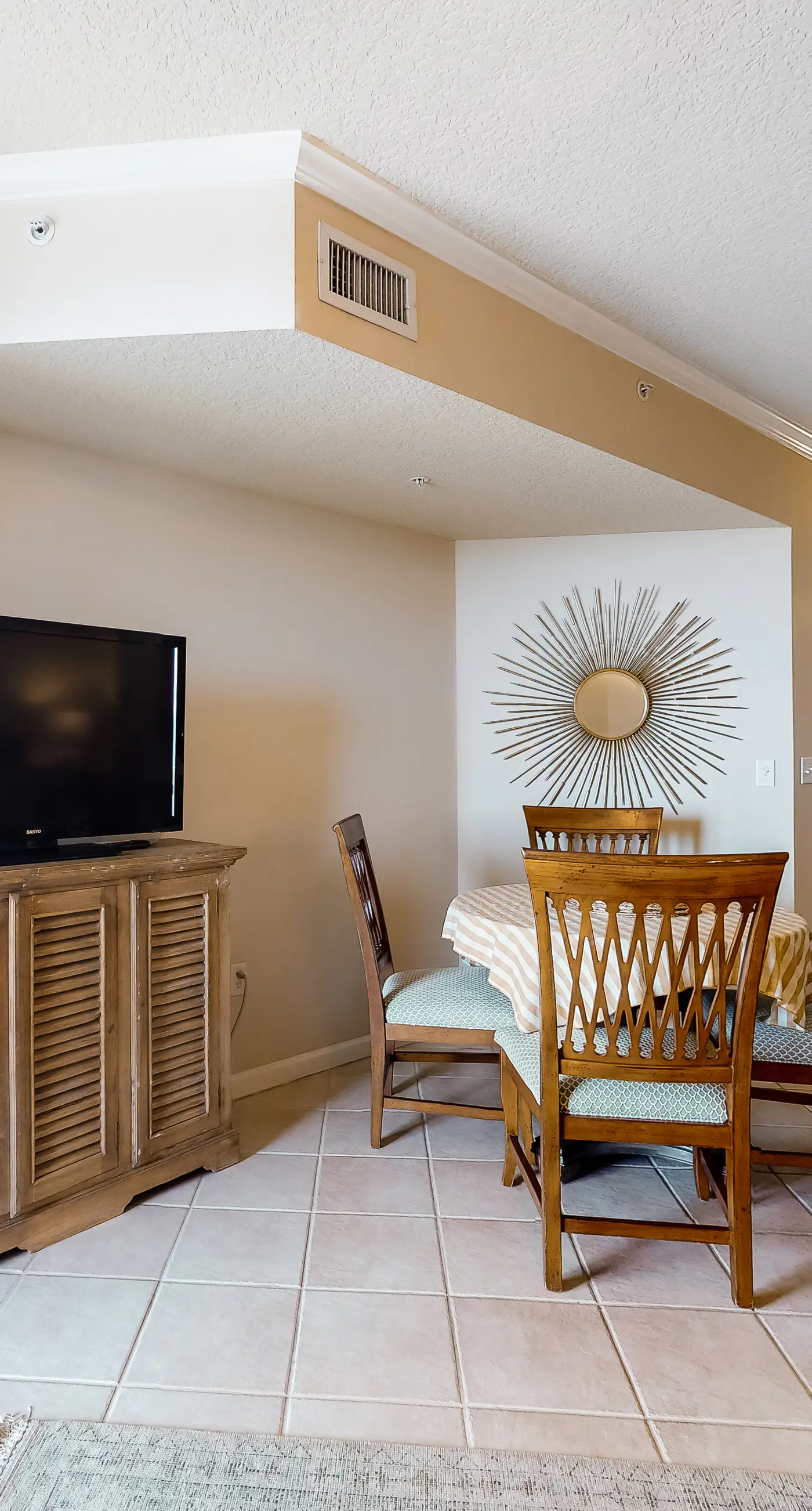 Coastline view 2-bedroom plus bunks with beautiful decor & pickleball