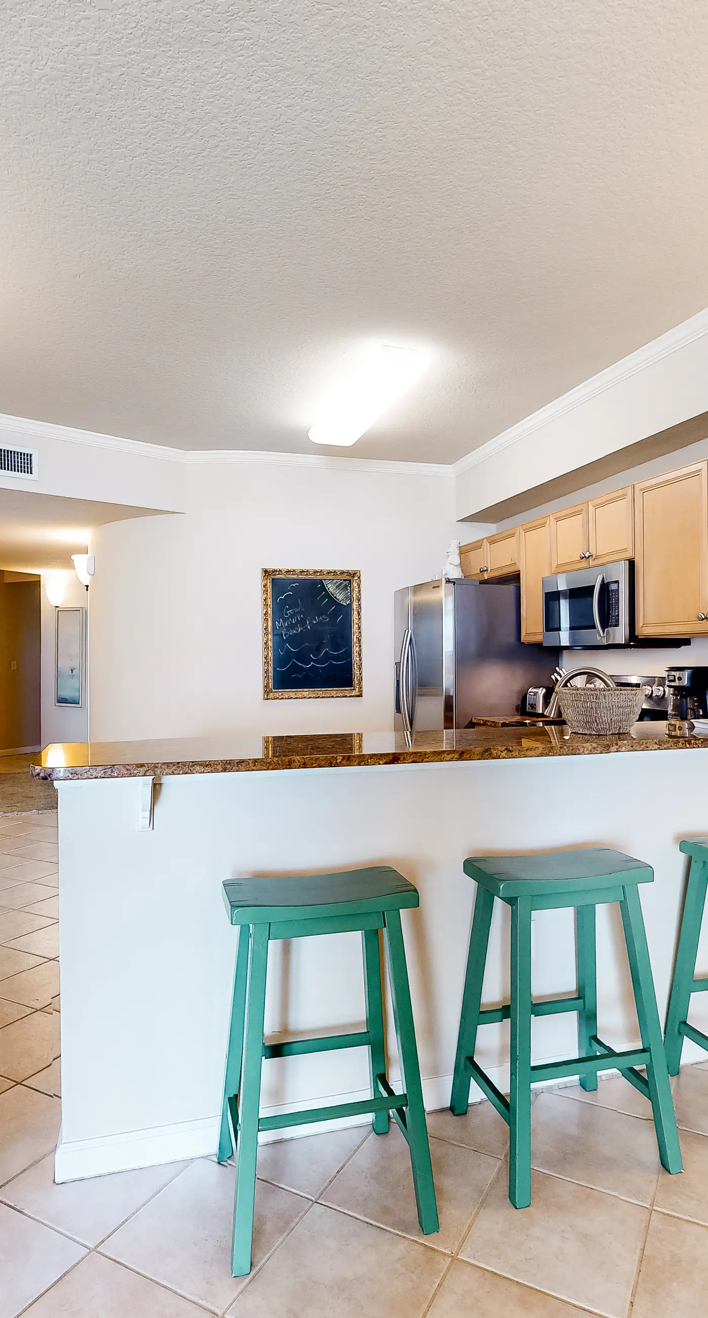 Coastline view 2-bedroom plus bunks with beautiful decor & pickleball