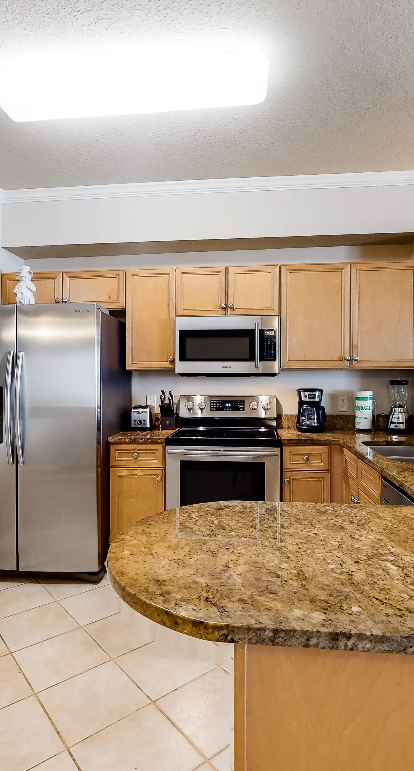 Coastline view 2-bedroom plus bunks with beautiful decor & pickleball