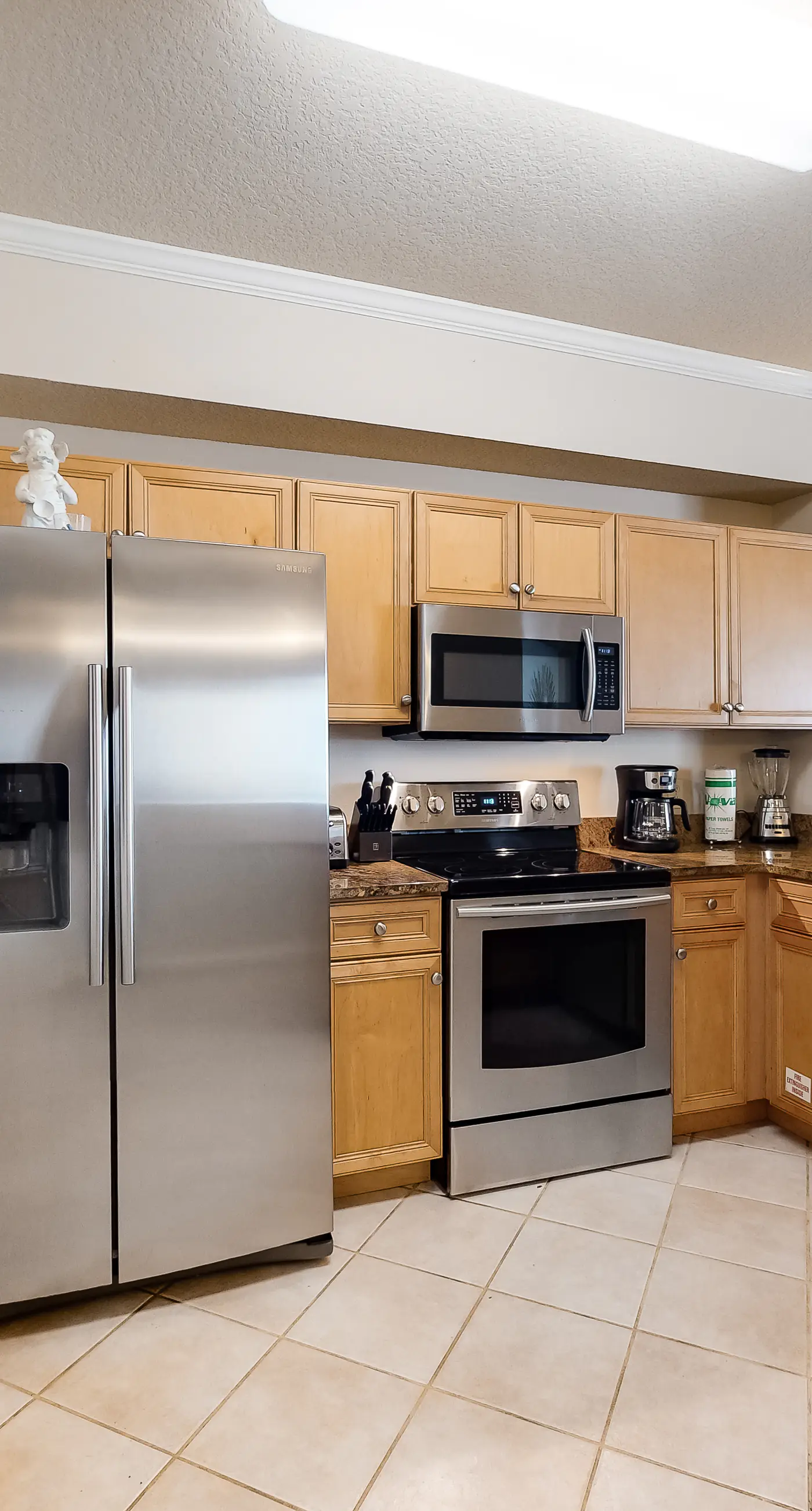 Coastline view 2-bedroom plus bunks with beautiful decor & pickleball