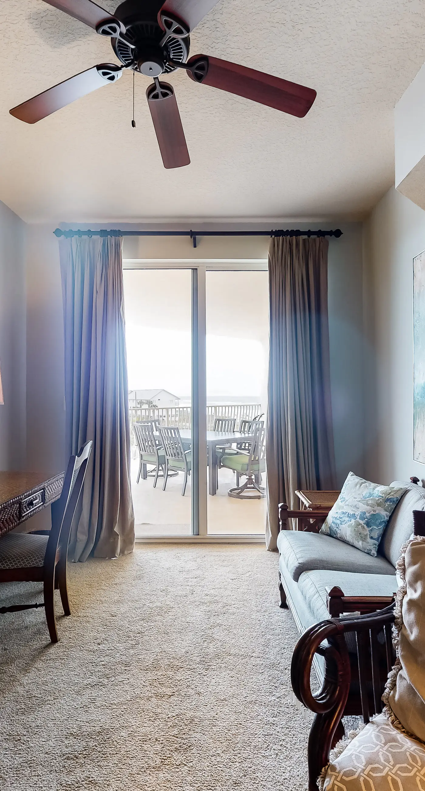 Coastline view 2-bedroom plus bunks with beautiful decor & pickleball