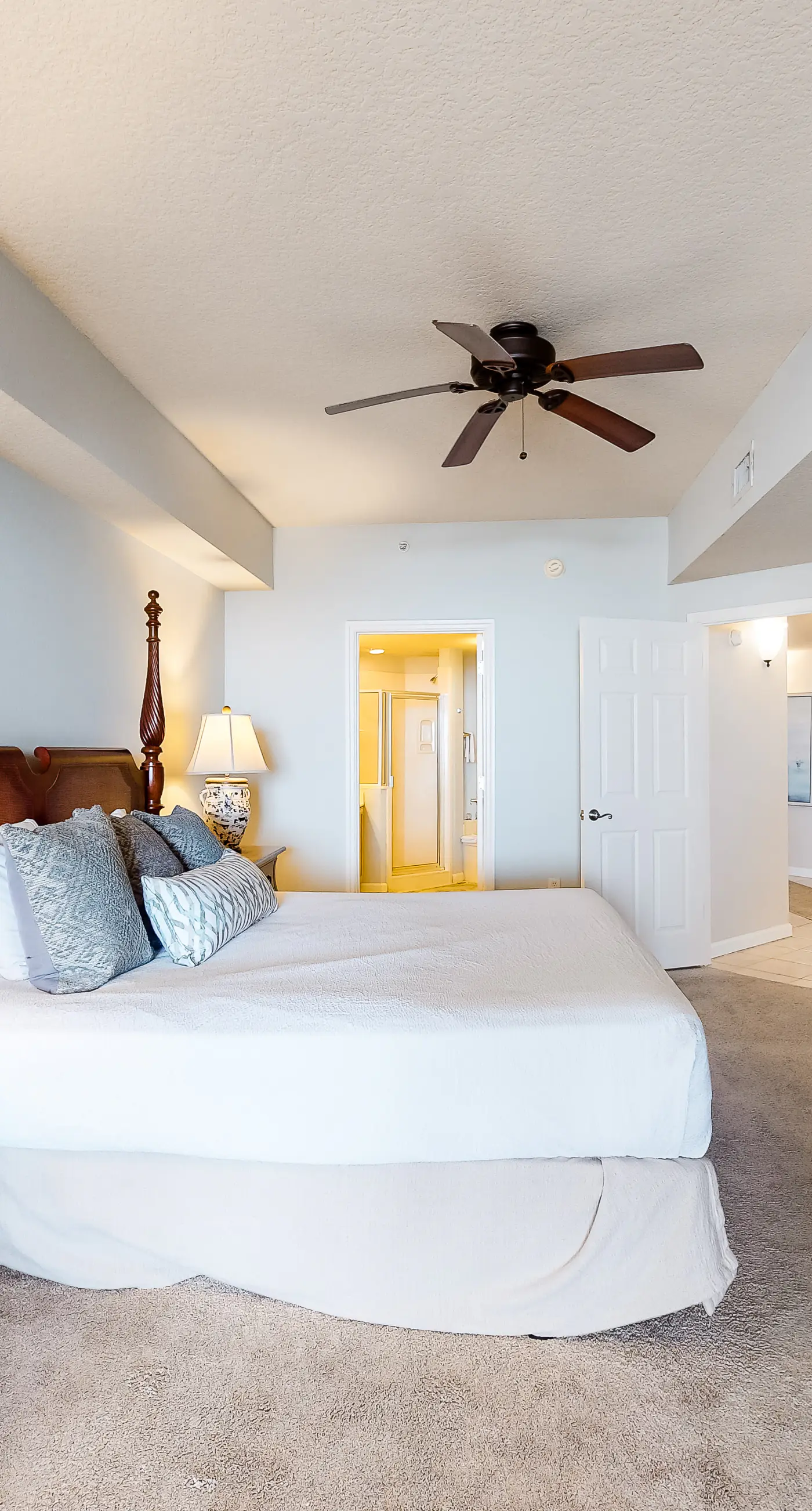 Coastline view 2-bedroom plus bunks with beautiful decor & pickleball