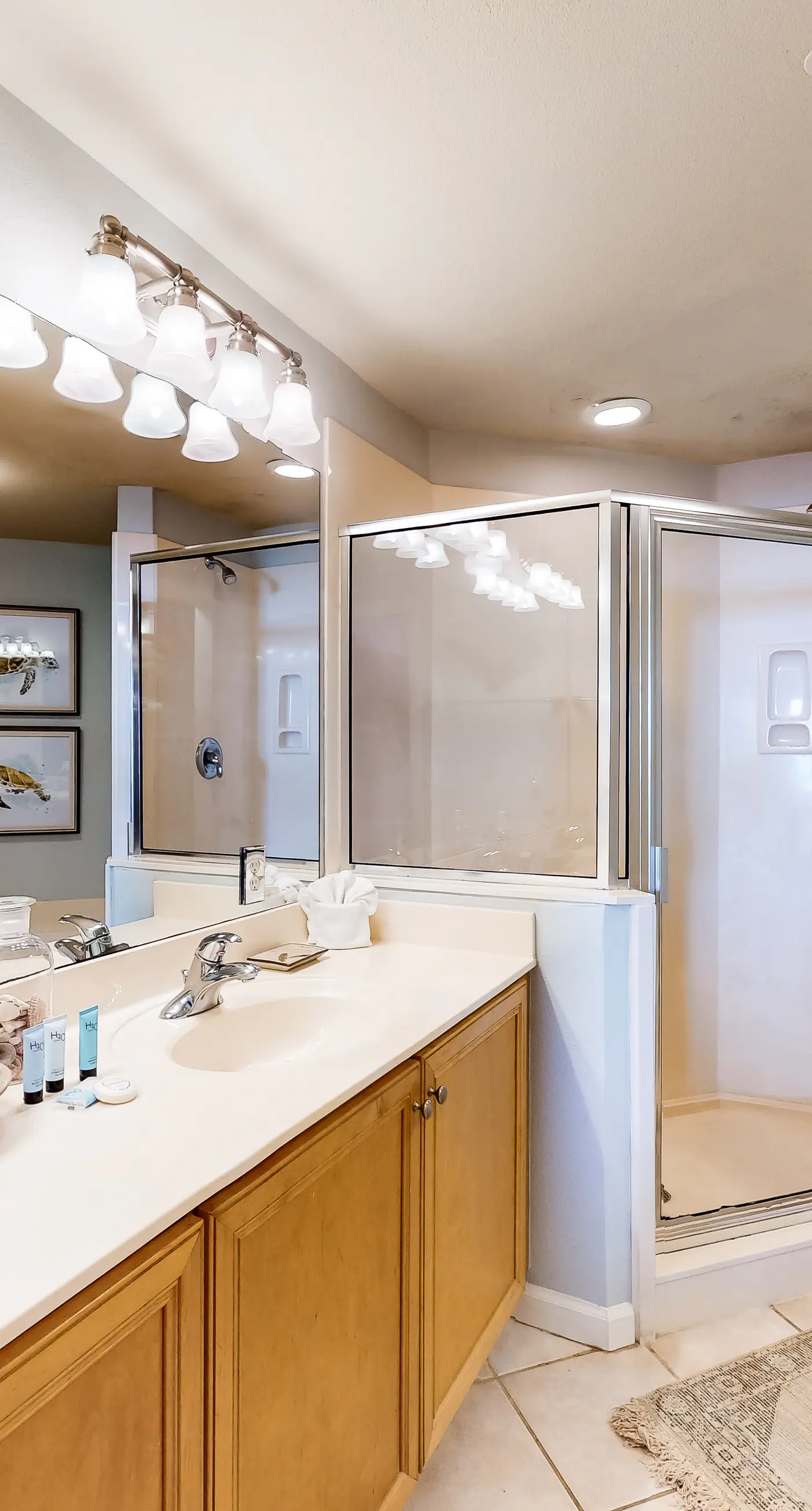 Coastline view 2-bedroom plus bunks with beautiful decor & pickleball