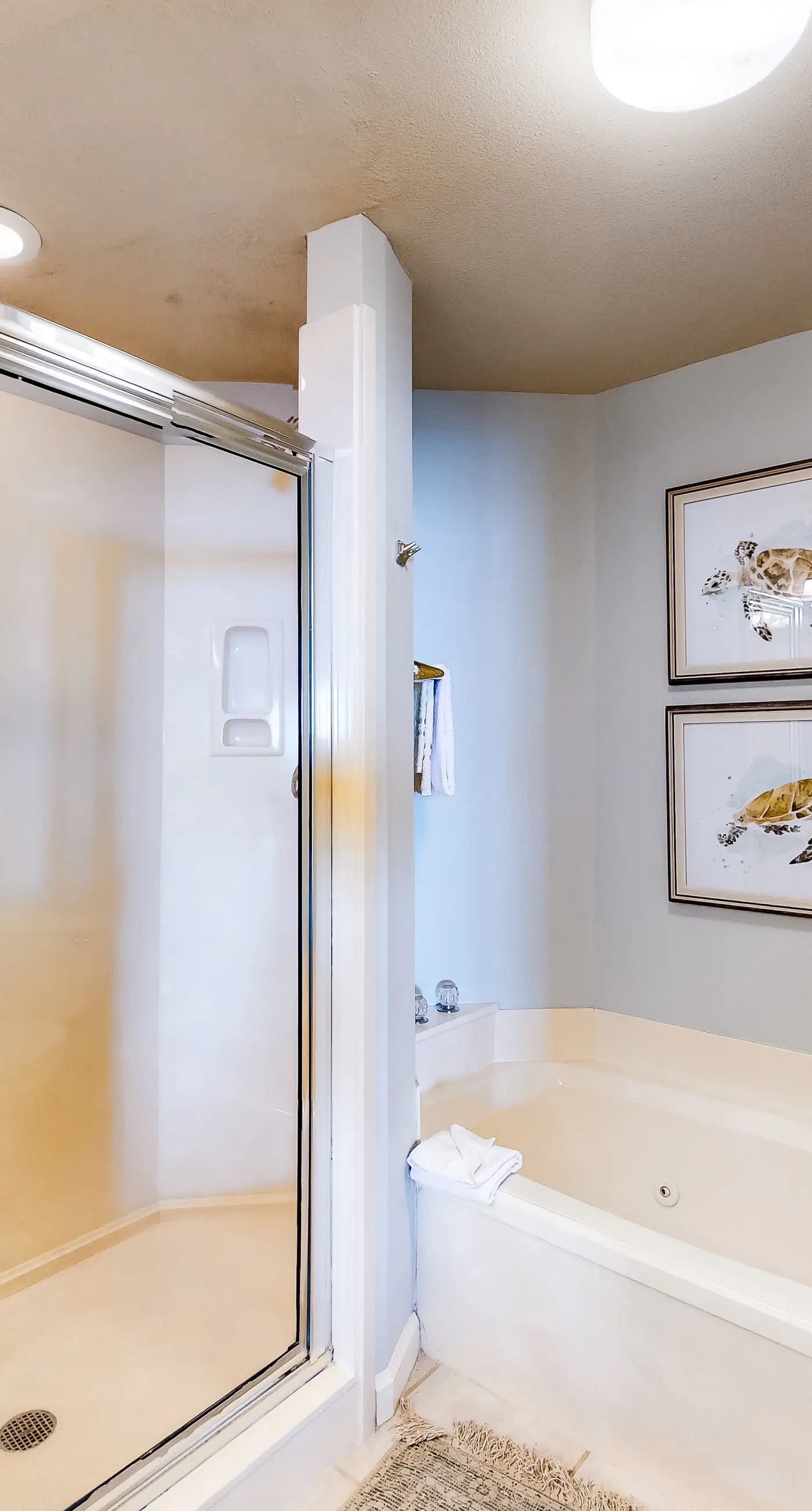 Coastline view 2-bedroom plus bunks with beautiful decor & pickleball