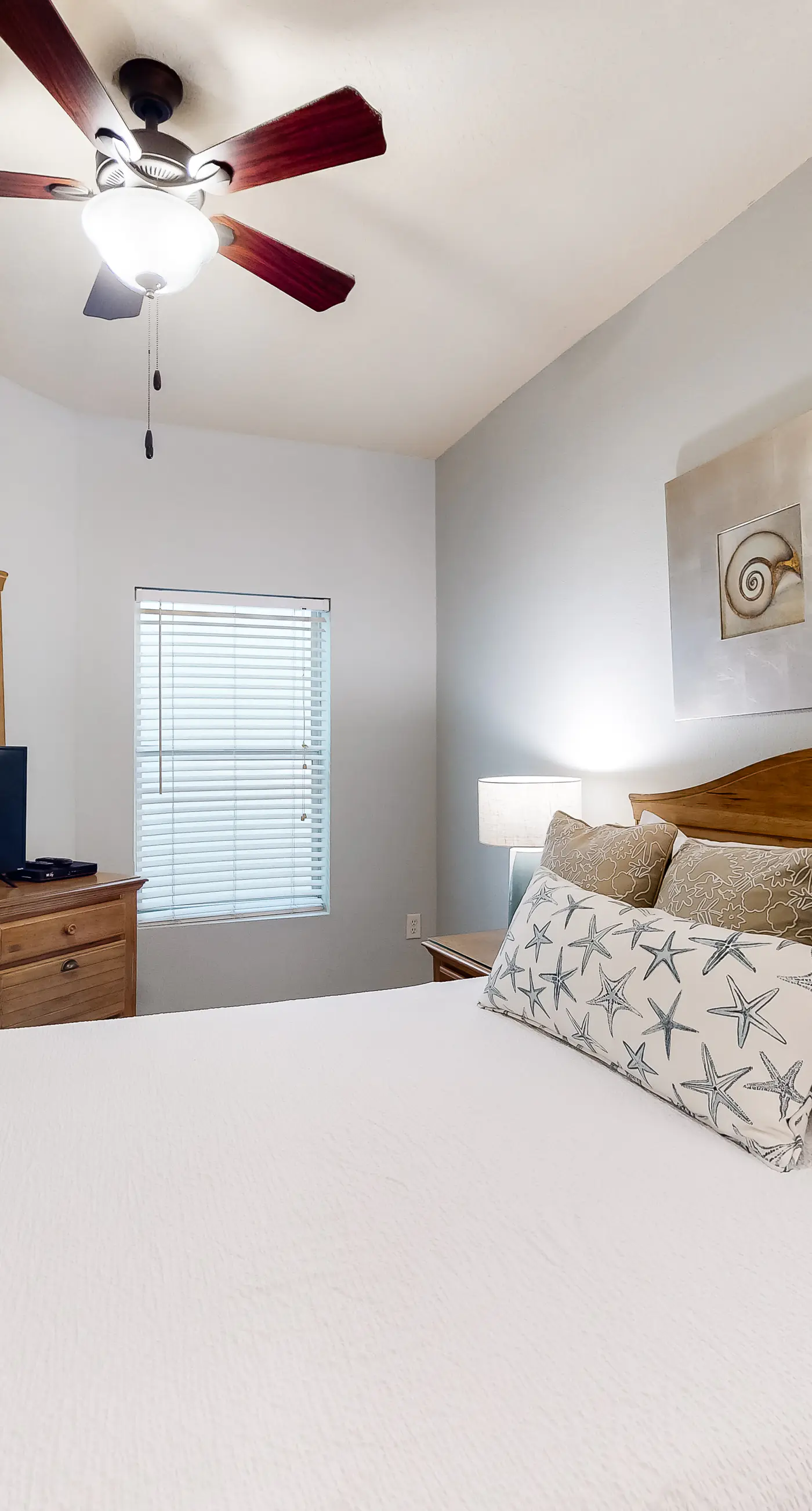 Coastline view 2-bedroom plus bunks with beautiful decor & pickleball