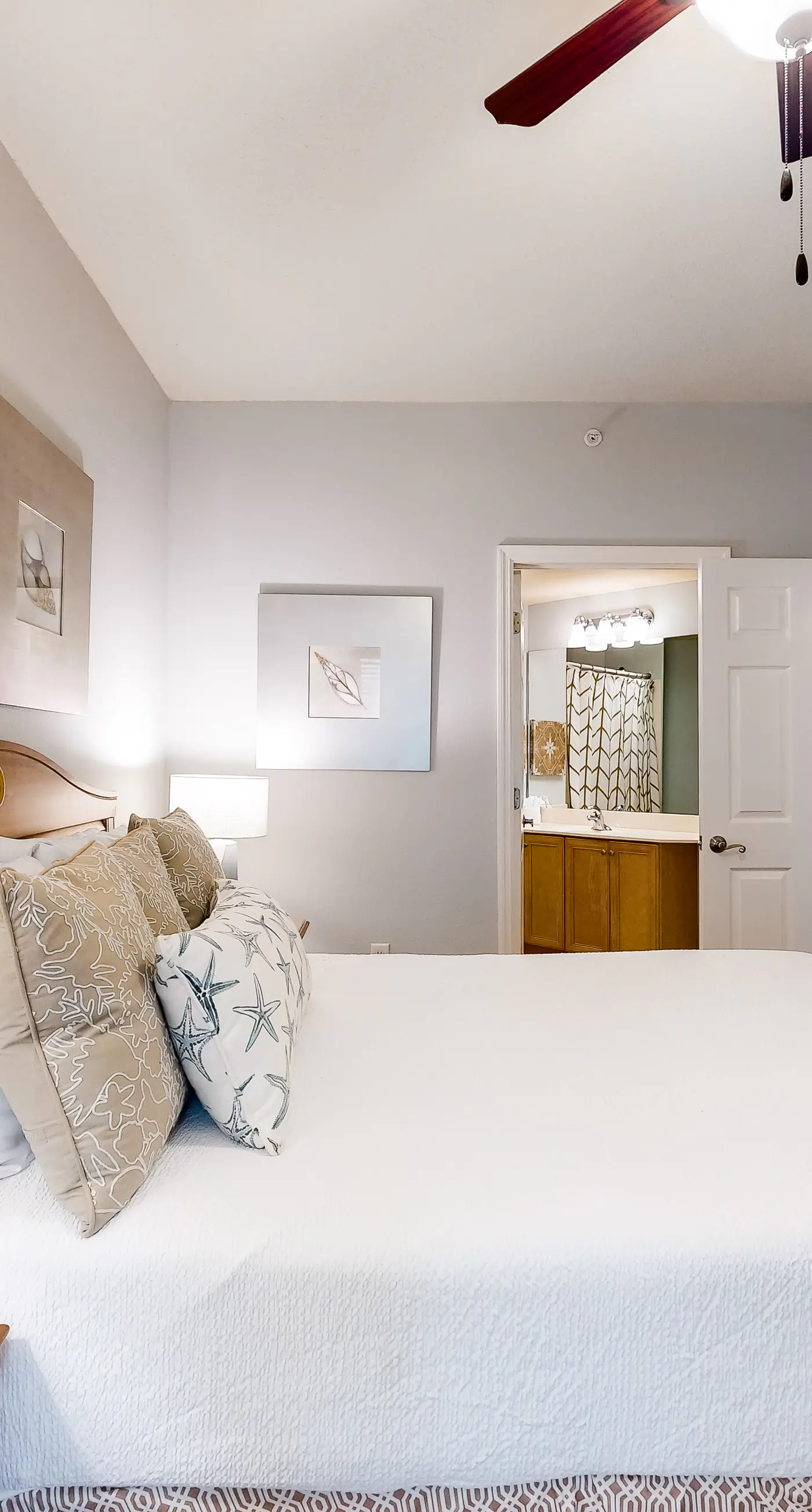 Coastline view 2-bedroom plus bunks with beautiful decor & pickleball