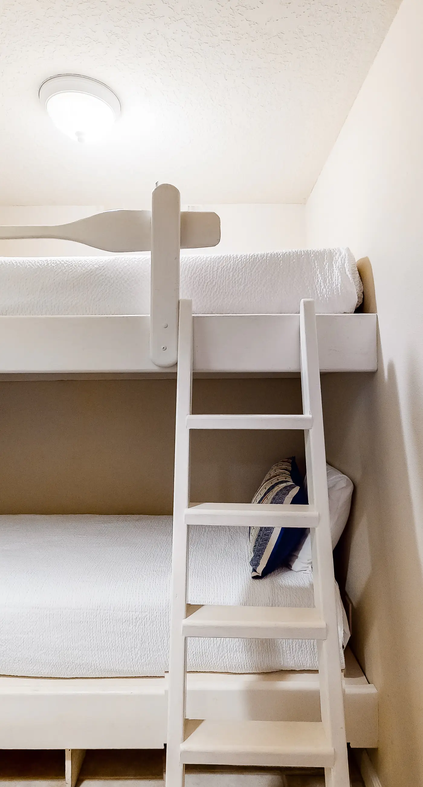 Coastline view 2-bedroom plus bunks with beautiful decor & pickleball