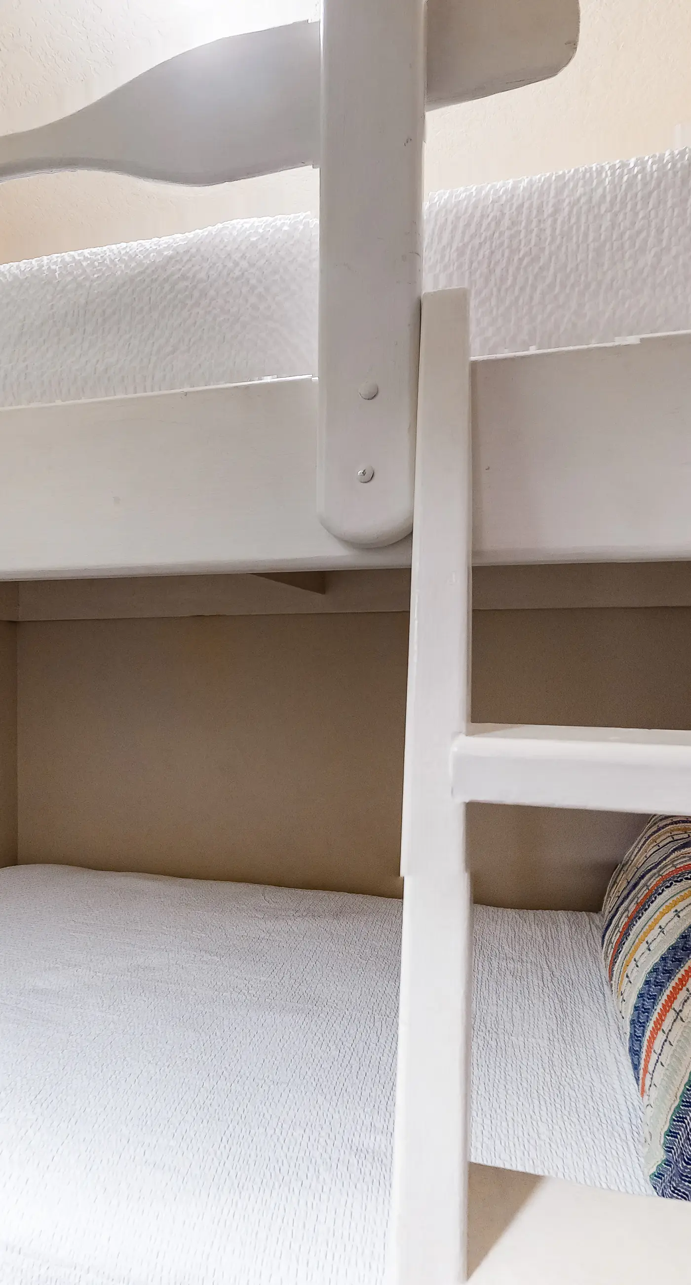 Coastline view 2-bedroom plus bunks with beautiful decor & pickleball