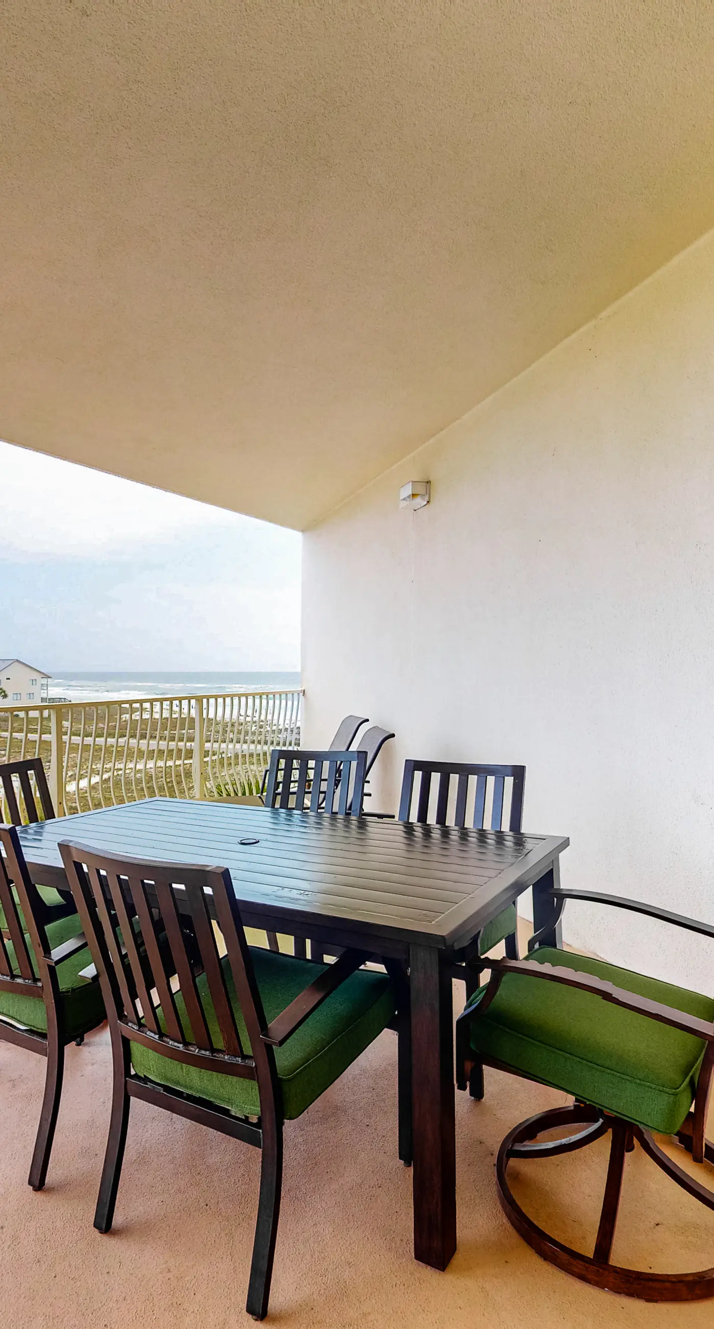 Coastline view 2-bedroom plus bunks with beautiful decor & pickleball