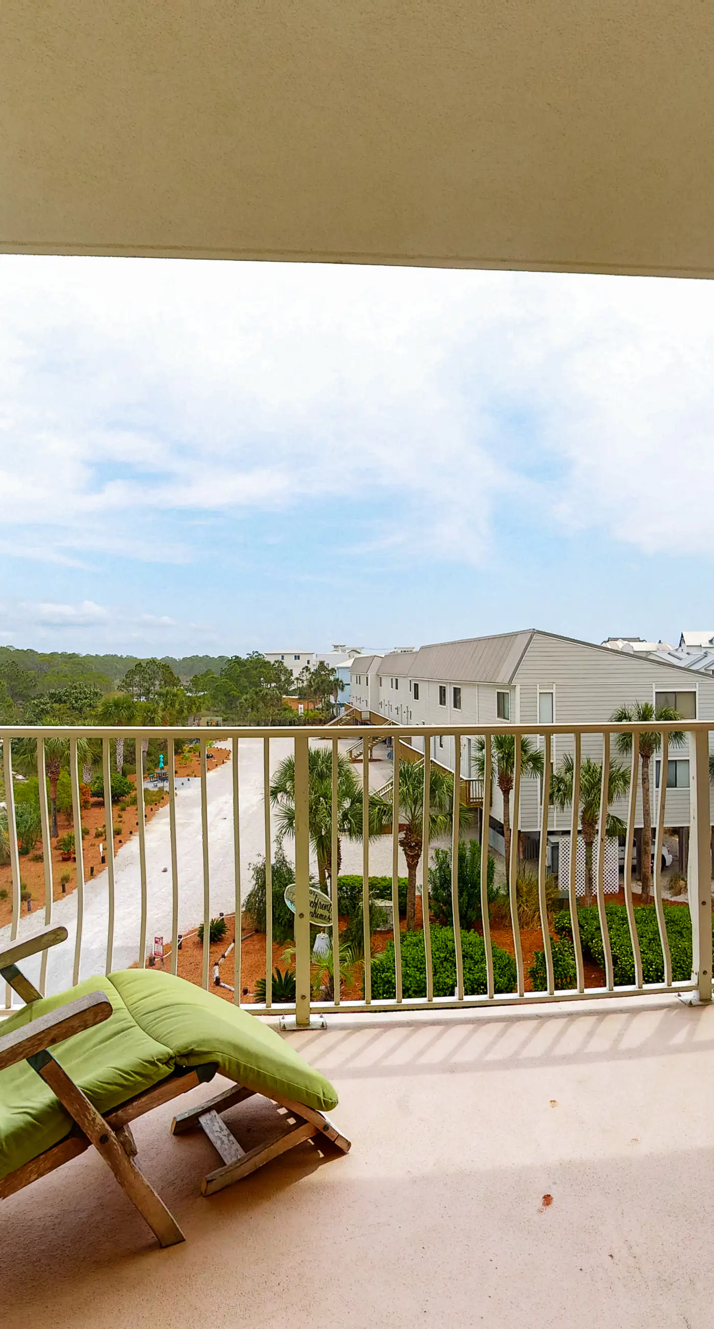 Coastline view 2-bedroom plus bunks with beautiful decor & pickleball