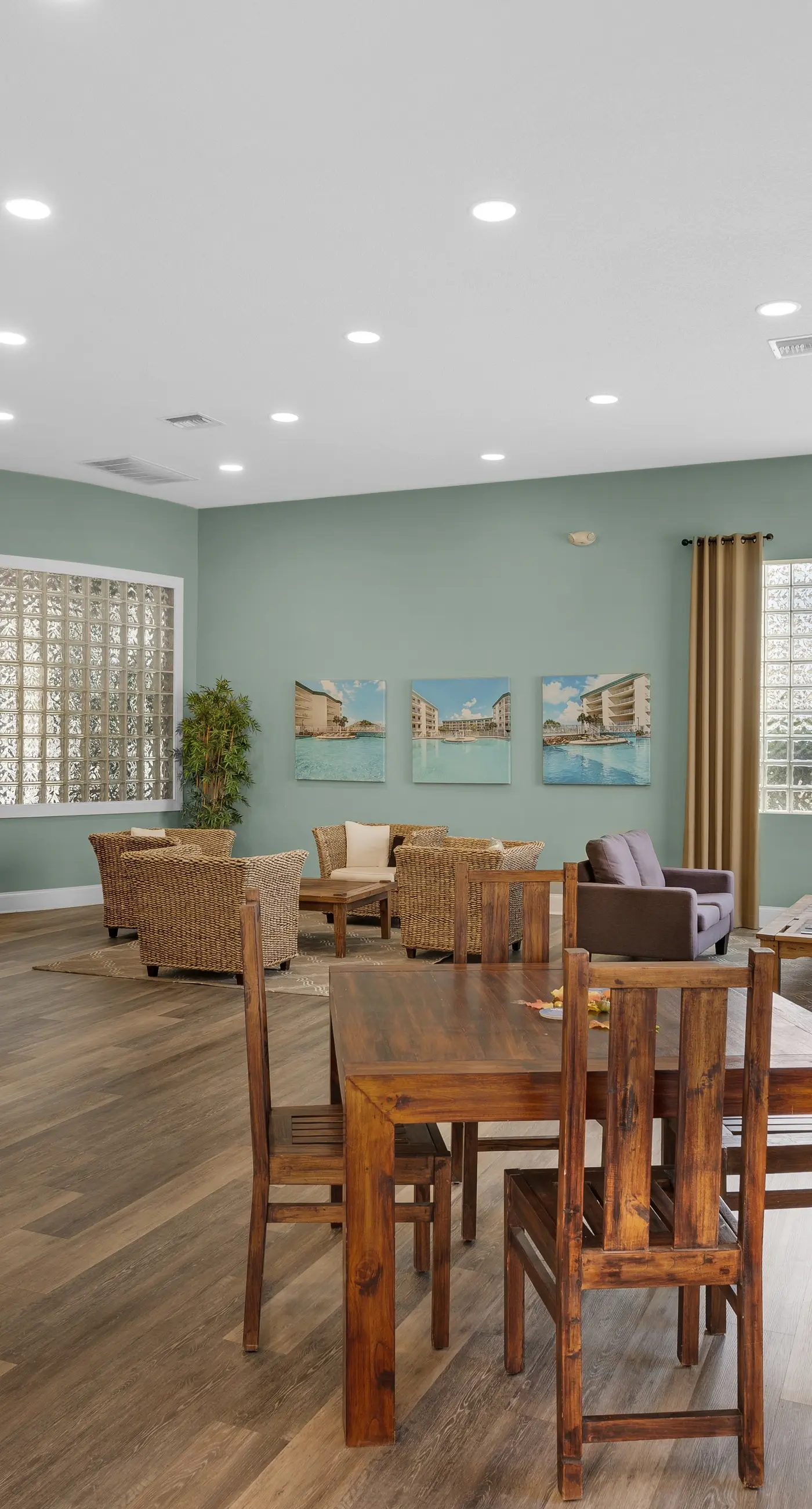 Coastline view 2-bedroom plus bunks with beautiful decor & pickleball