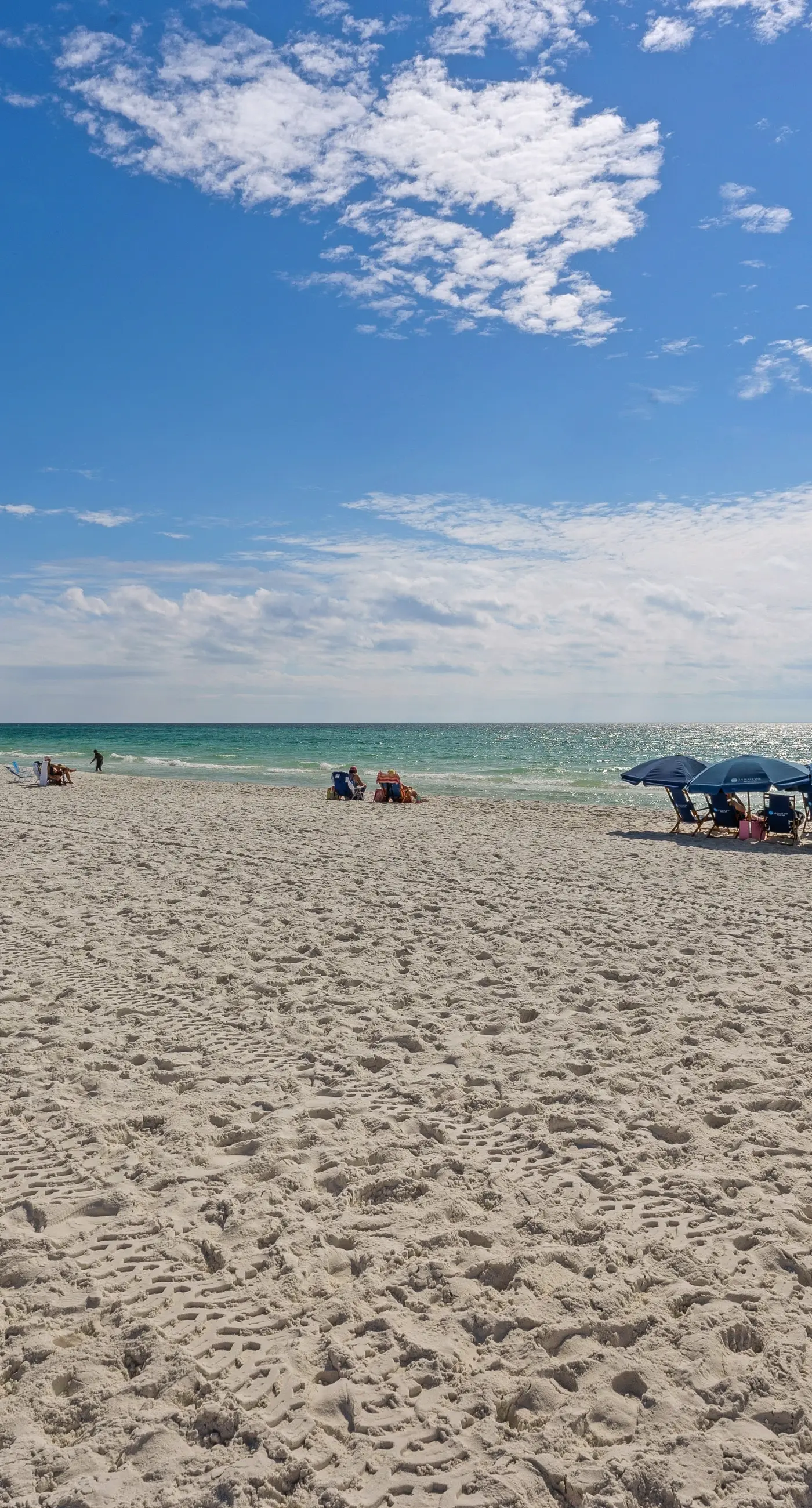 Coastline view 2-bedroom plus bunks with beautiful decor & pickleball