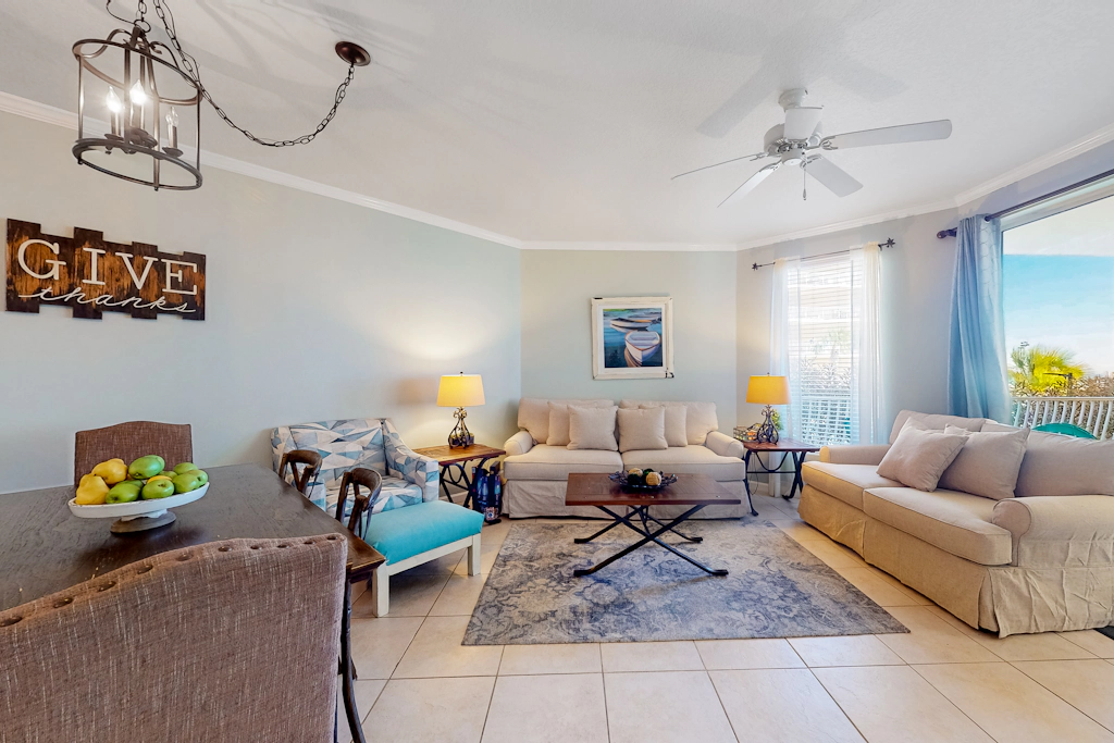 Charming two-bedroom with bunks, balcony overlooking pool & pickleball