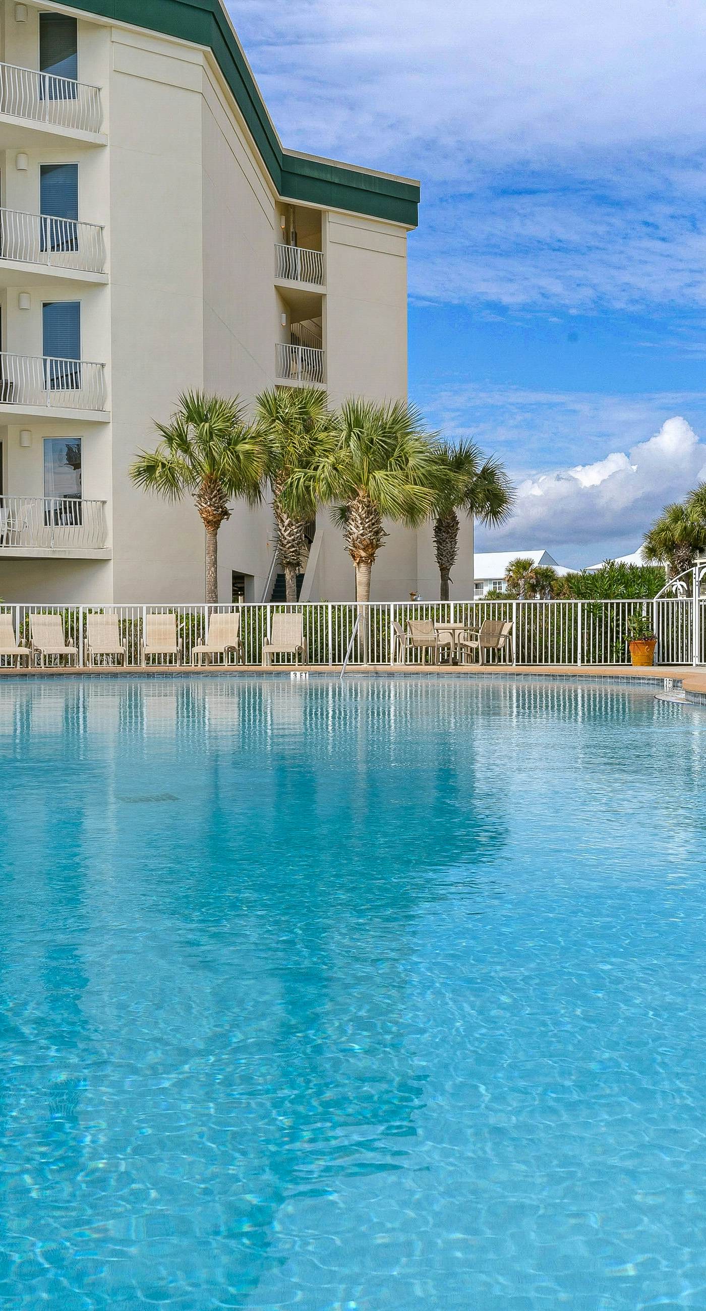 Charming two-bedroom with bunks, balcony overlooking pool & pickleball