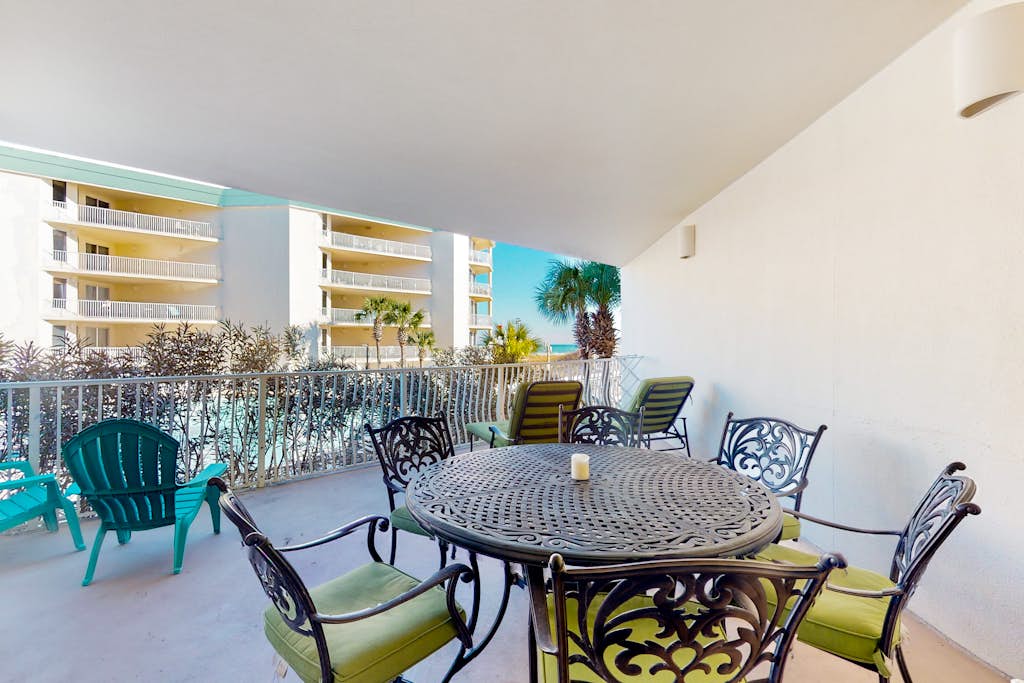 Charming two-bedroom with bunks, balcony overlooking pool & pickleball