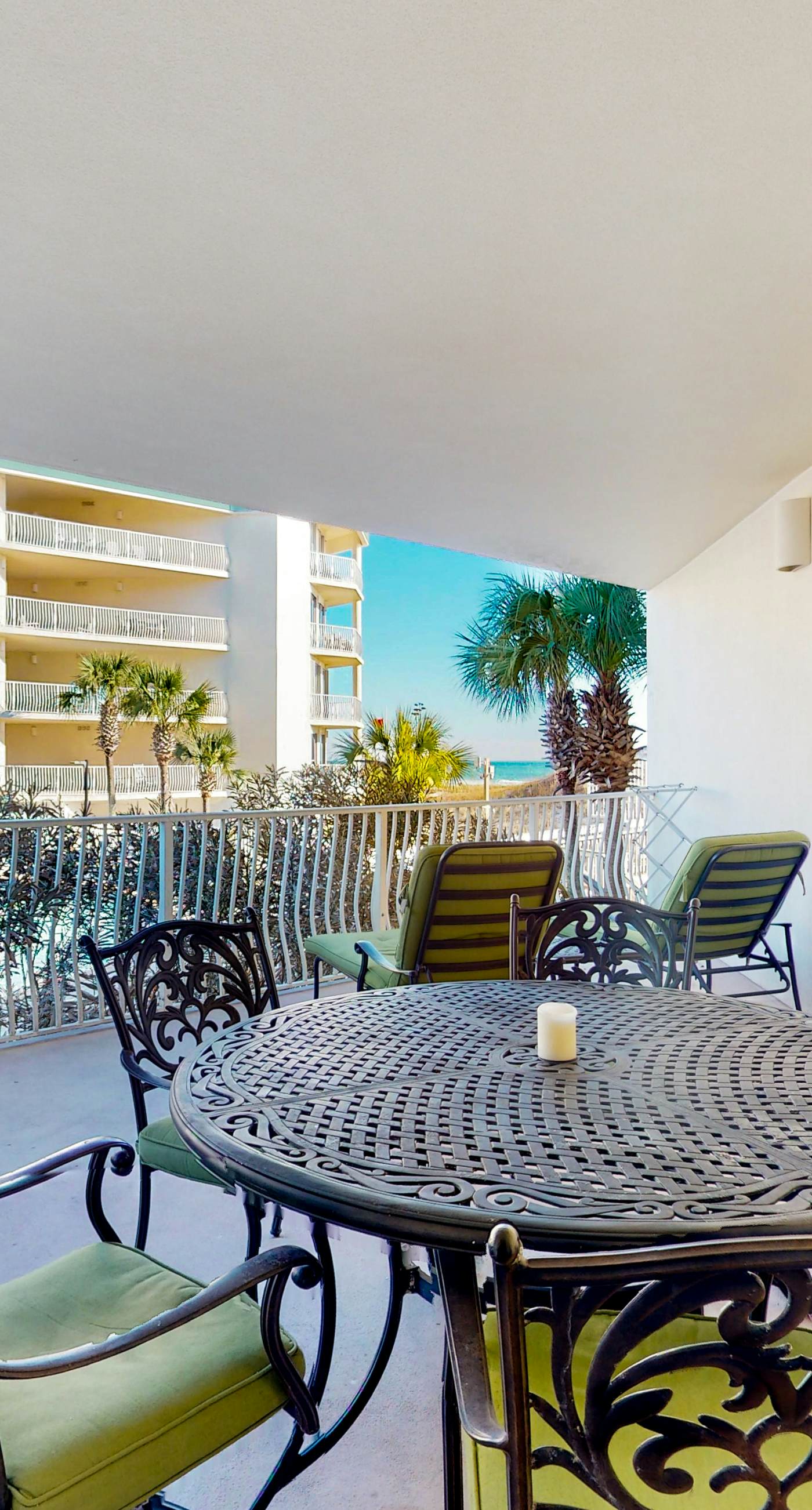 Charming two-bedroom with bunks, balcony overlooking pool & pickleball