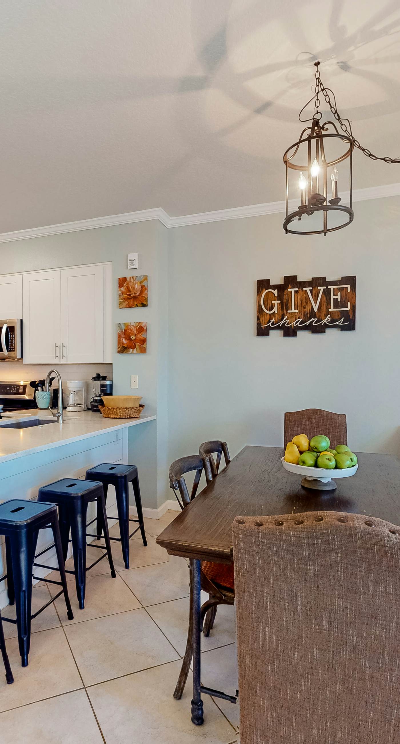 Charming two-bedroom with bunks, balcony overlooking pool & pickleball