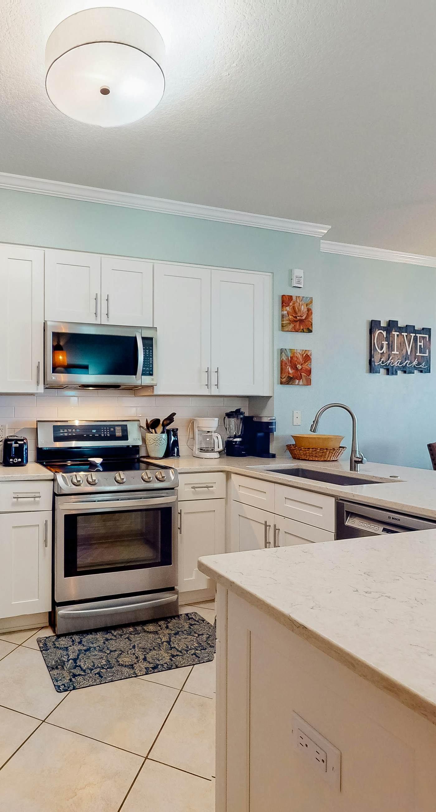 Charming two-bedroom with bunks, balcony overlooking pool & pickleball