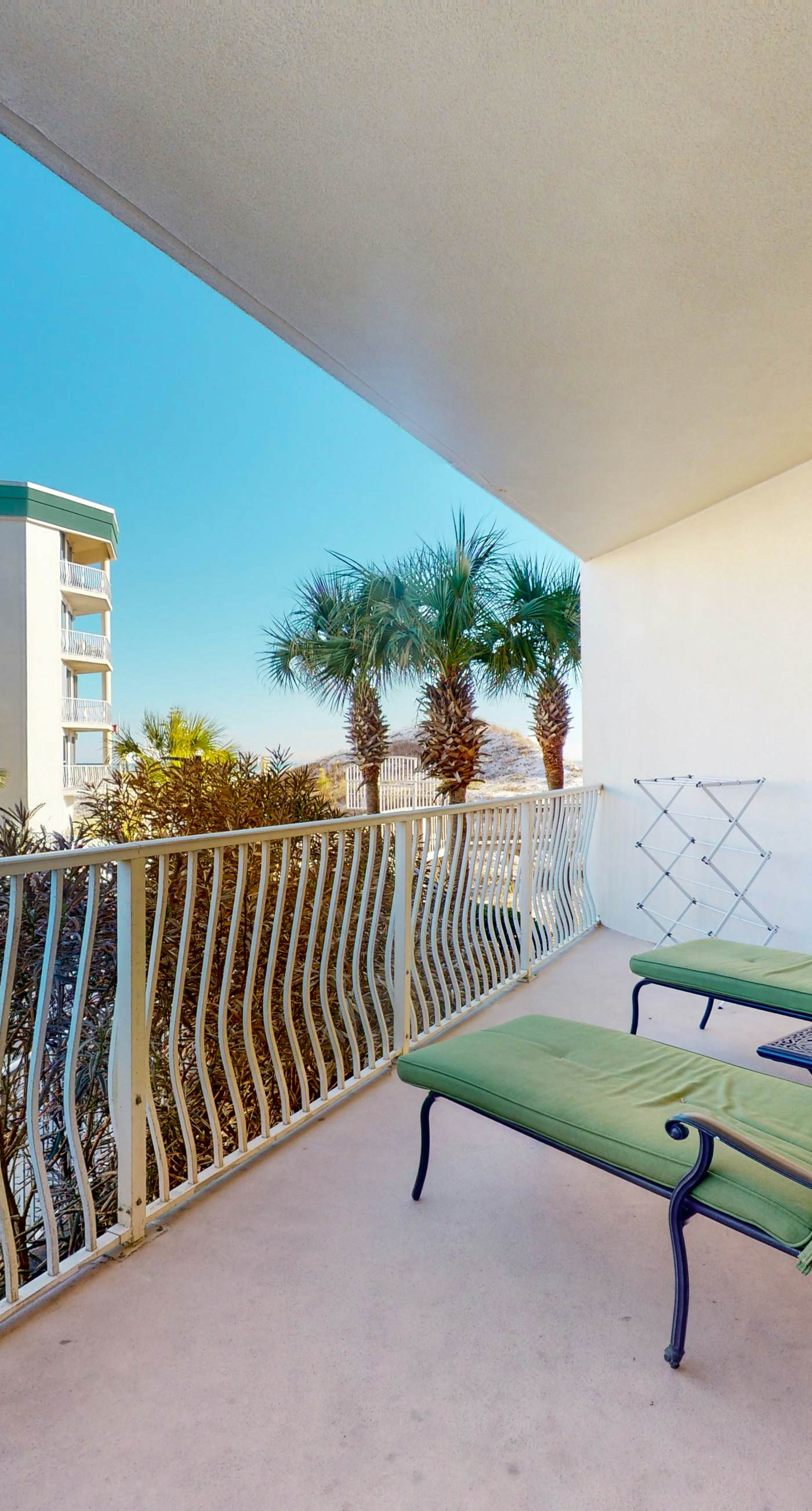 Charming two-bedroom with bunks, balcony overlooking pool & pickleball