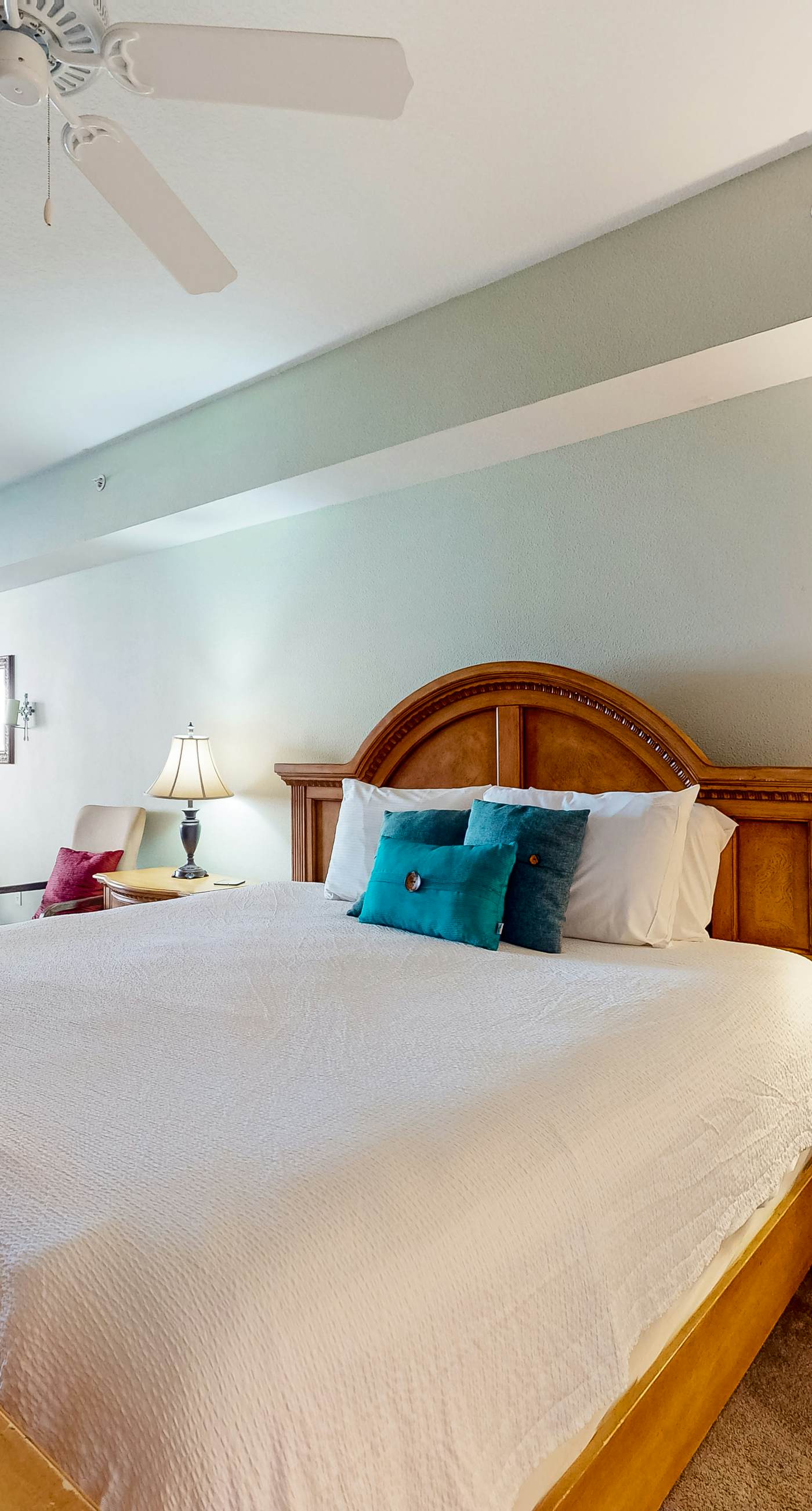 Charming two-bedroom with bunks, balcony overlooking pool & pickleball