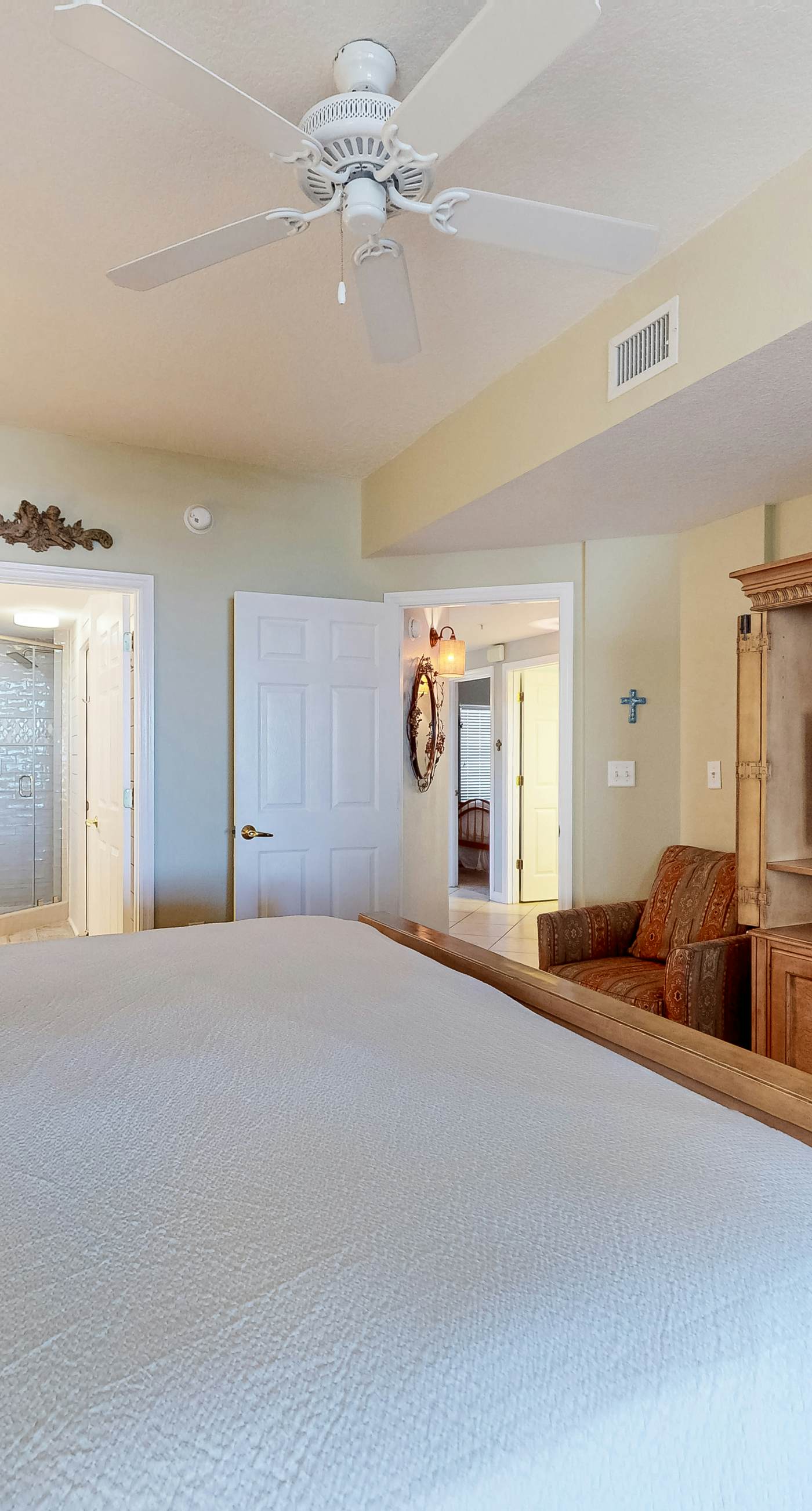 Charming two-bedroom with bunks, balcony overlooking pool & pickleball